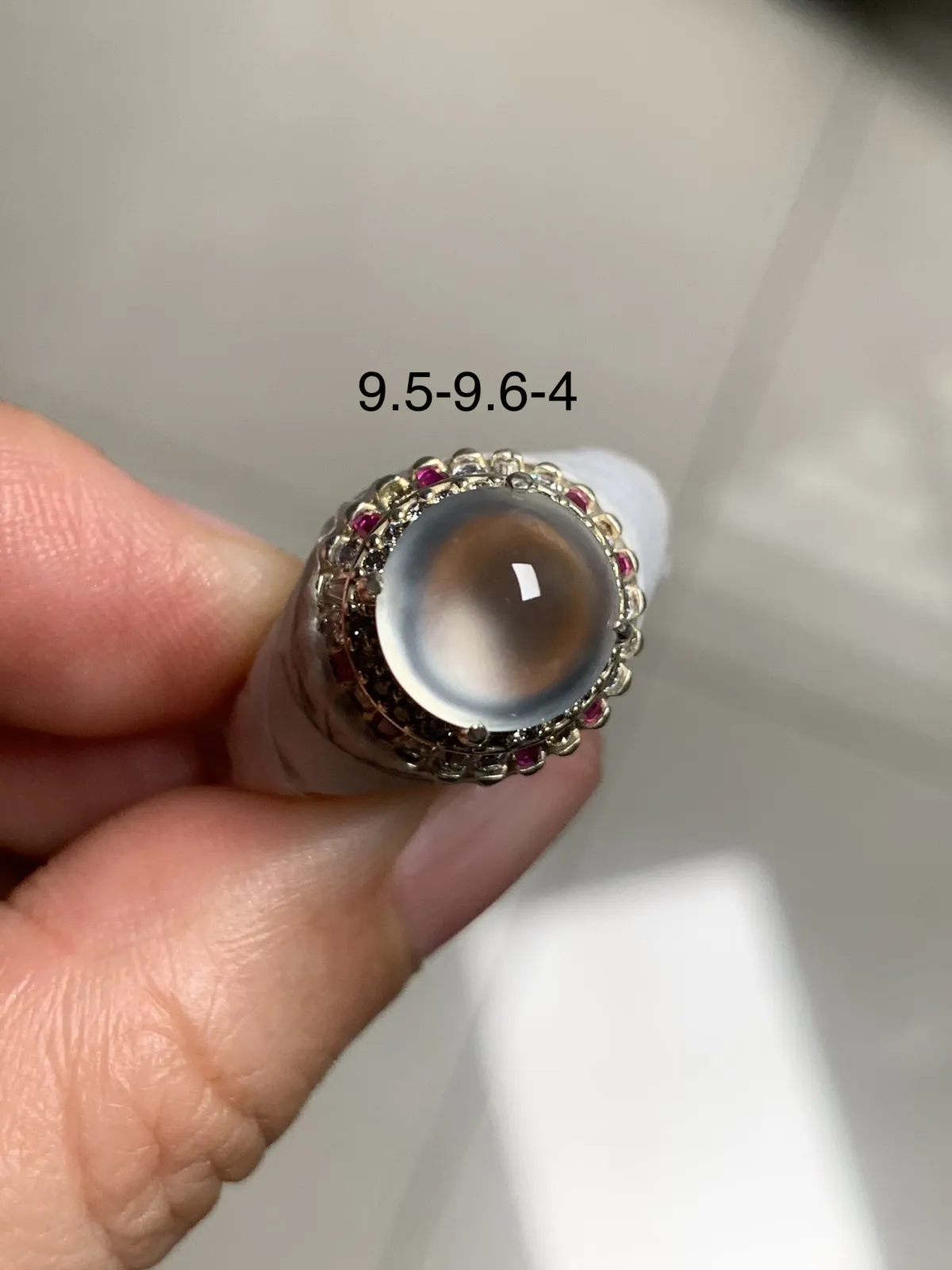 高冰玻璃种正圆馒头戒面
无纹裂，老坑种强荧光，钢性十足饱满圆润品相