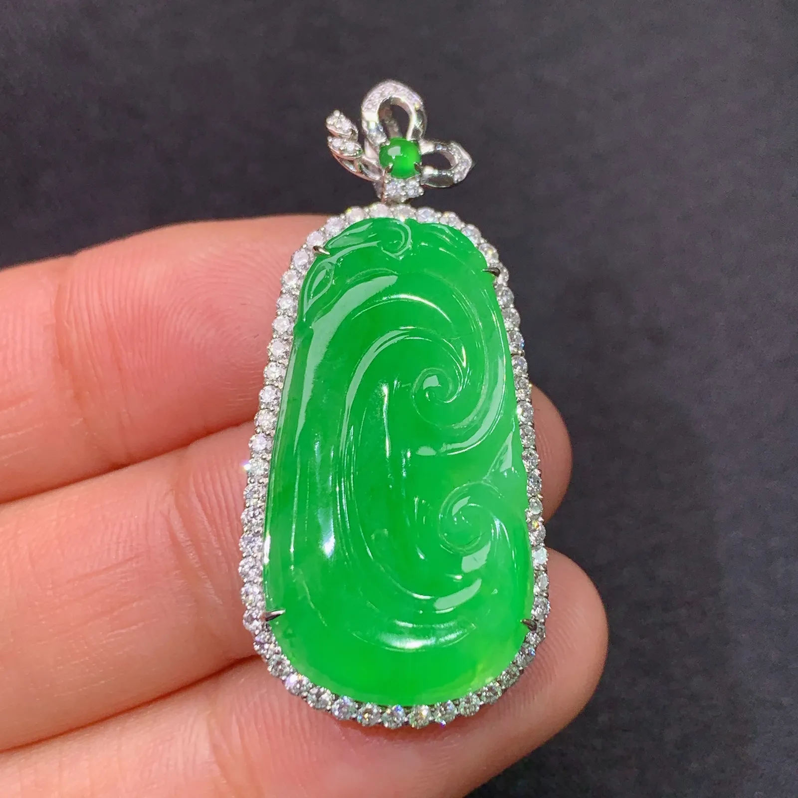 冰阳绿如意吊坠，18k金镶嵌，色泽鲜阳，冰润细腻，种水足，Di 尺寸38.7*17.9*5.3