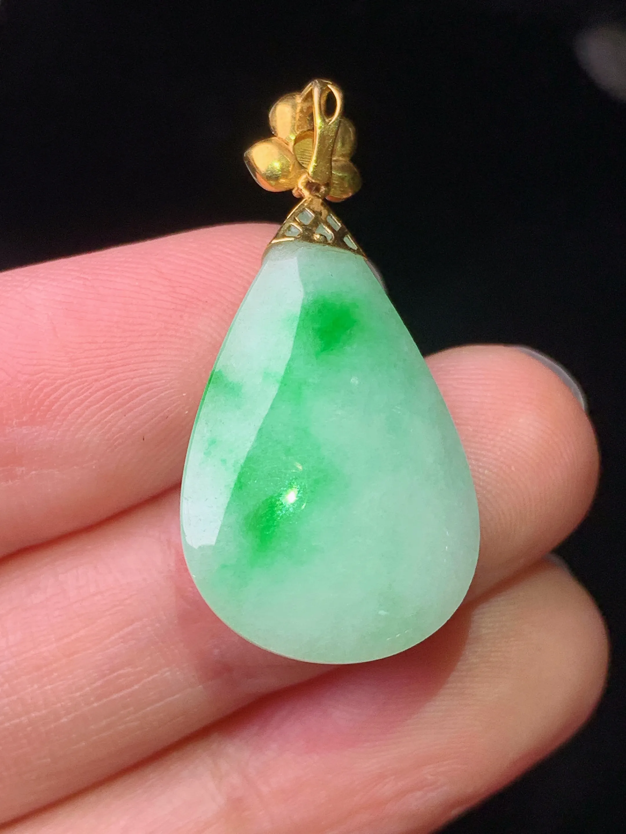 18k金飘绿水滴吊坠 玉质细腻 色泽艳丽清新 整体尺寸32.2*15.5*9.5