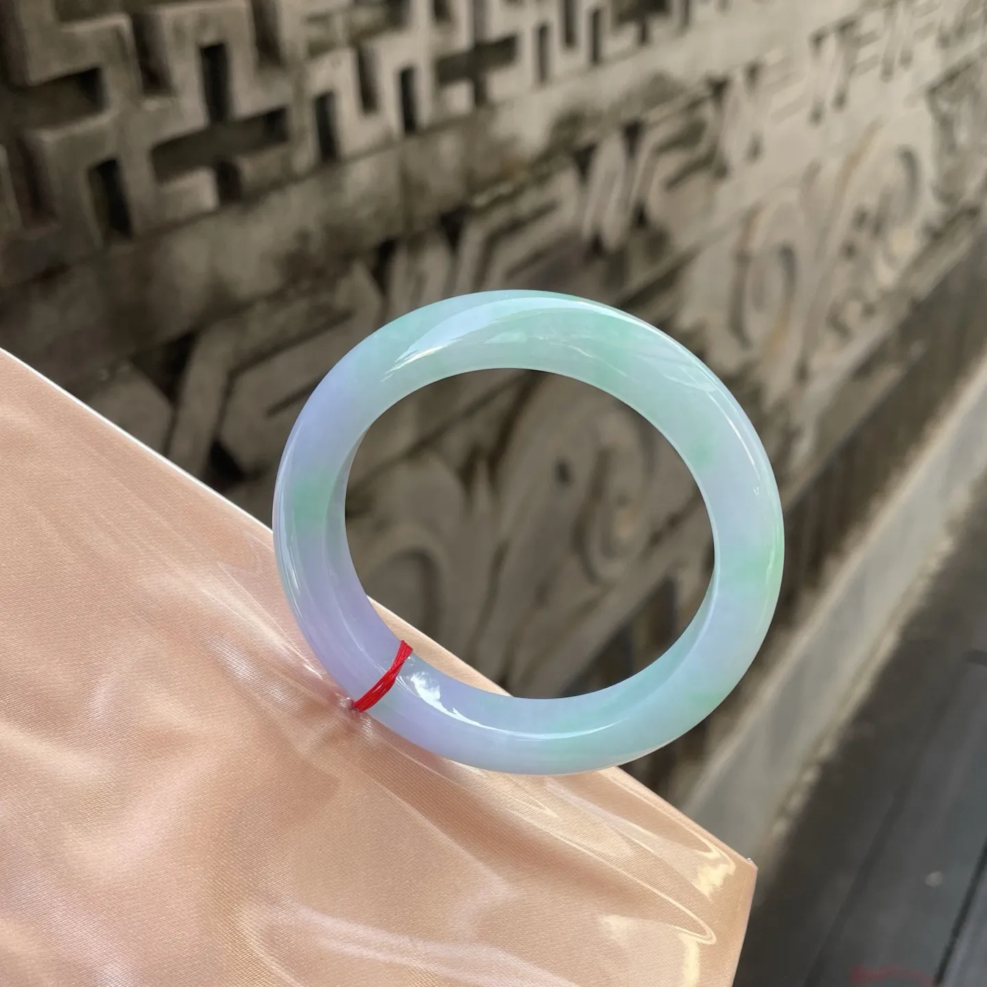 55圈口，春彩，
春樱粉紫揉着新柳嫩青，这镯翡翠似将春日的紫雾与绿烟凝作环，腕间一戴便拥住了满园春色～