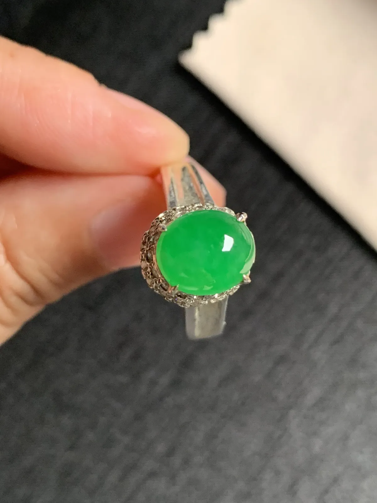 阳绿戒面
无纹裂，种好色好品相好，色泽艳丽纯正，质地细腻水灵