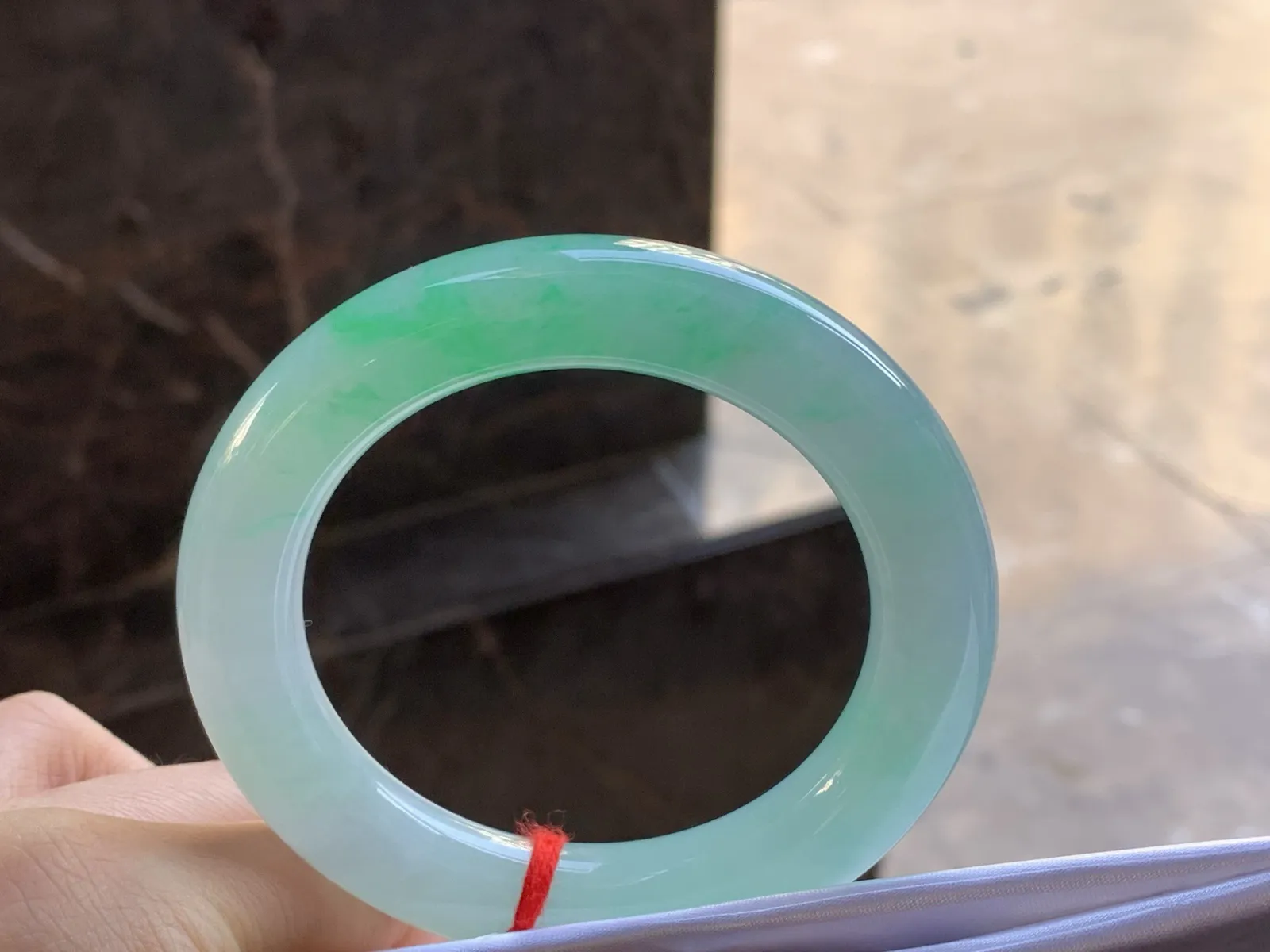 55.5-12.1

糯冰带色圆条手镯^_^ 种好水润