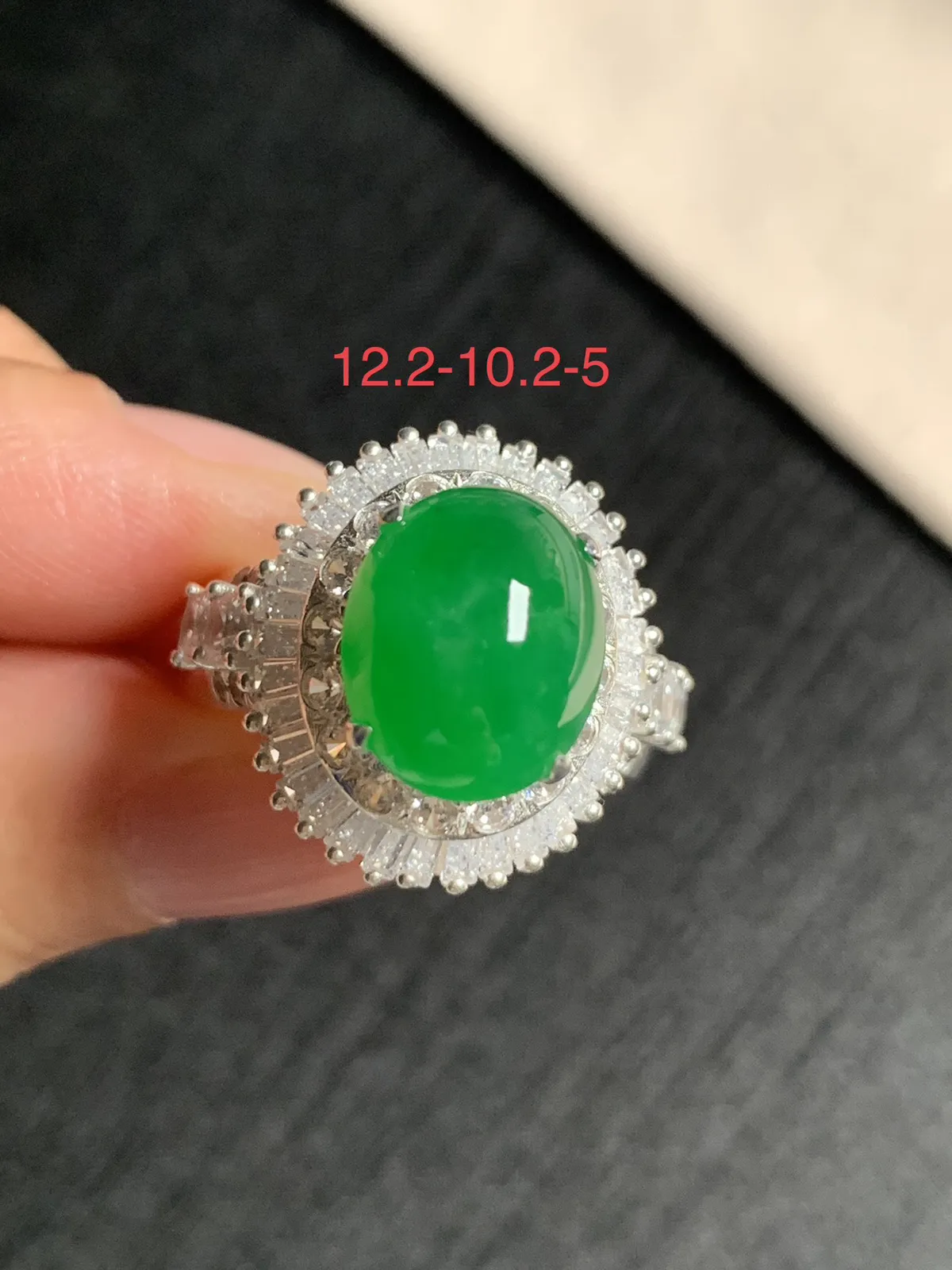 冰润辣阳绿馒头戒面
无纹裂，种好色好品相好，色泽浓郁艳丽，质地细腻水灵饱满圆润