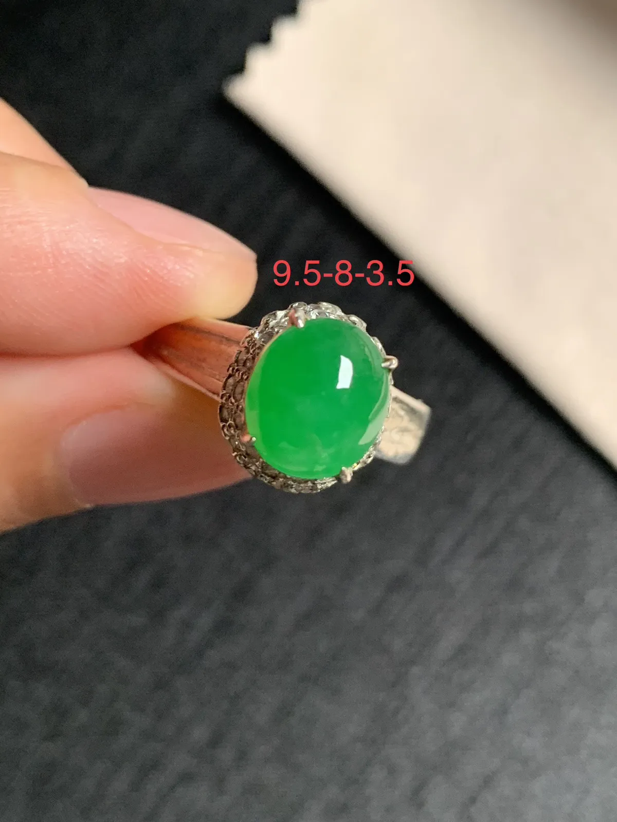 阳绿戒面
无纹裂，种好色好品相好，色泽艳丽纯正，质地细腻水灵