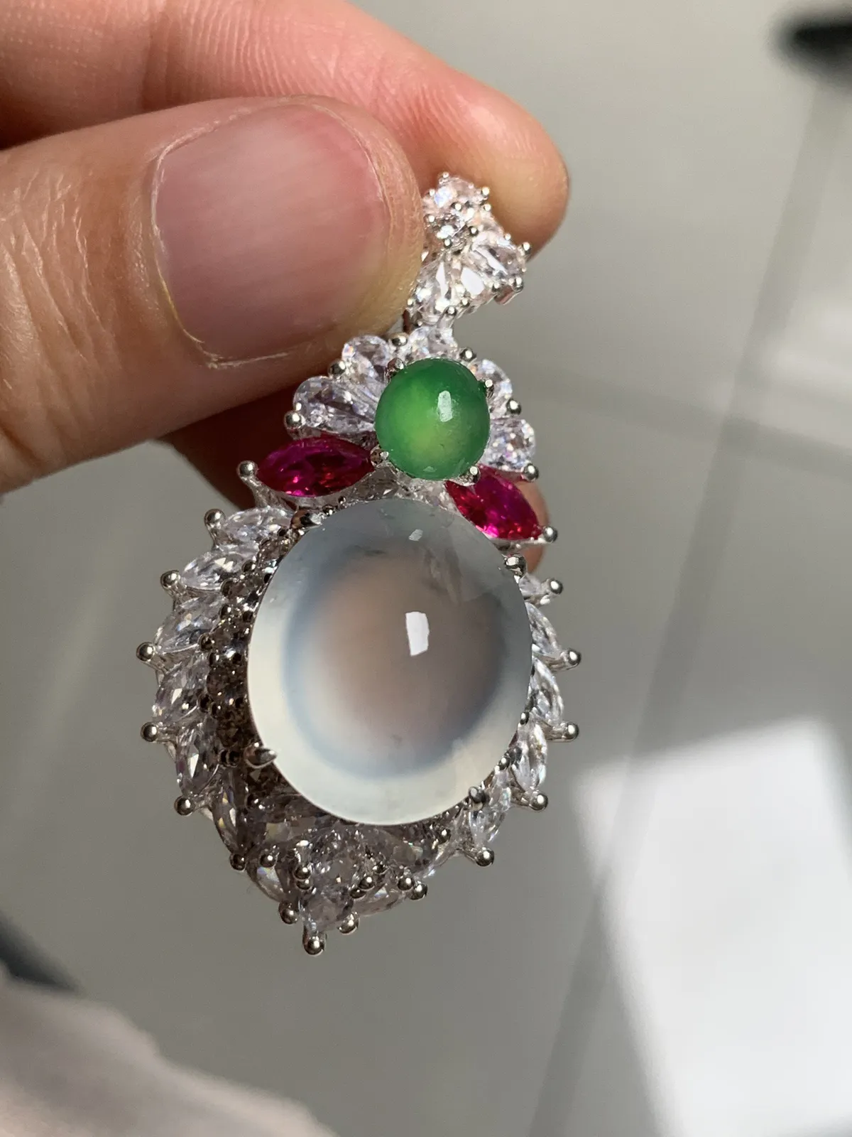 高冰飘花鸽子蛋吊坠
无纹裂，老坑种冰透水灵饱满