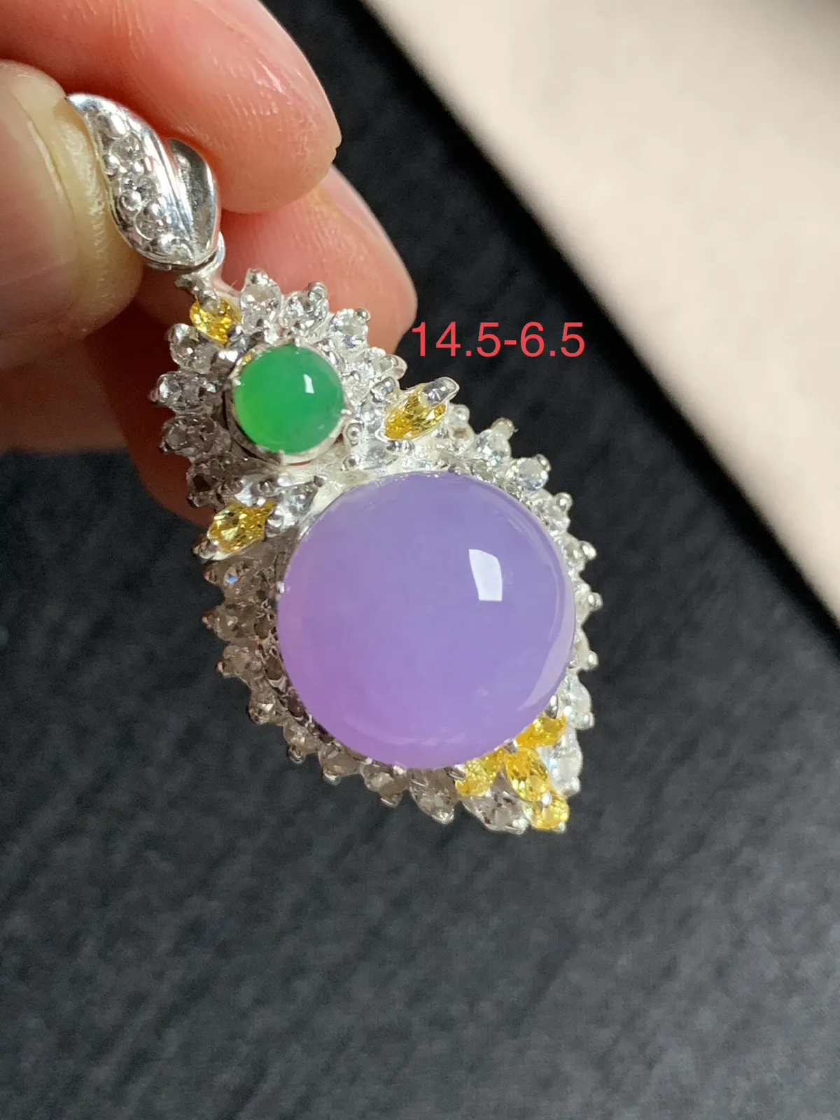 冰种紫罗兰正圆馒头吊坠，樱花紫，粉紫
无纹裂，种好色美品相好，色泽浓郁艳丽，