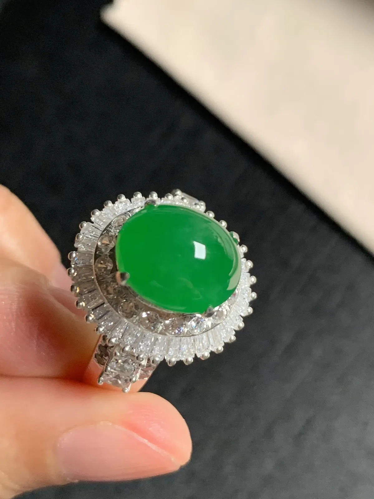 冰润辣阳绿馒头戒面
无纹裂，种好色好品相好，色泽浓郁艳丽，质地细腻水灵饱满圆润