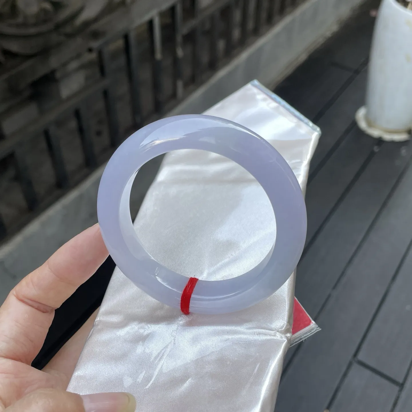 56圈口，紫底，
如晴夜薄云遮月，通透的肌理间藏着淡淡紫韵，圆融镯形衬得玉色愈发清雅脱俗～