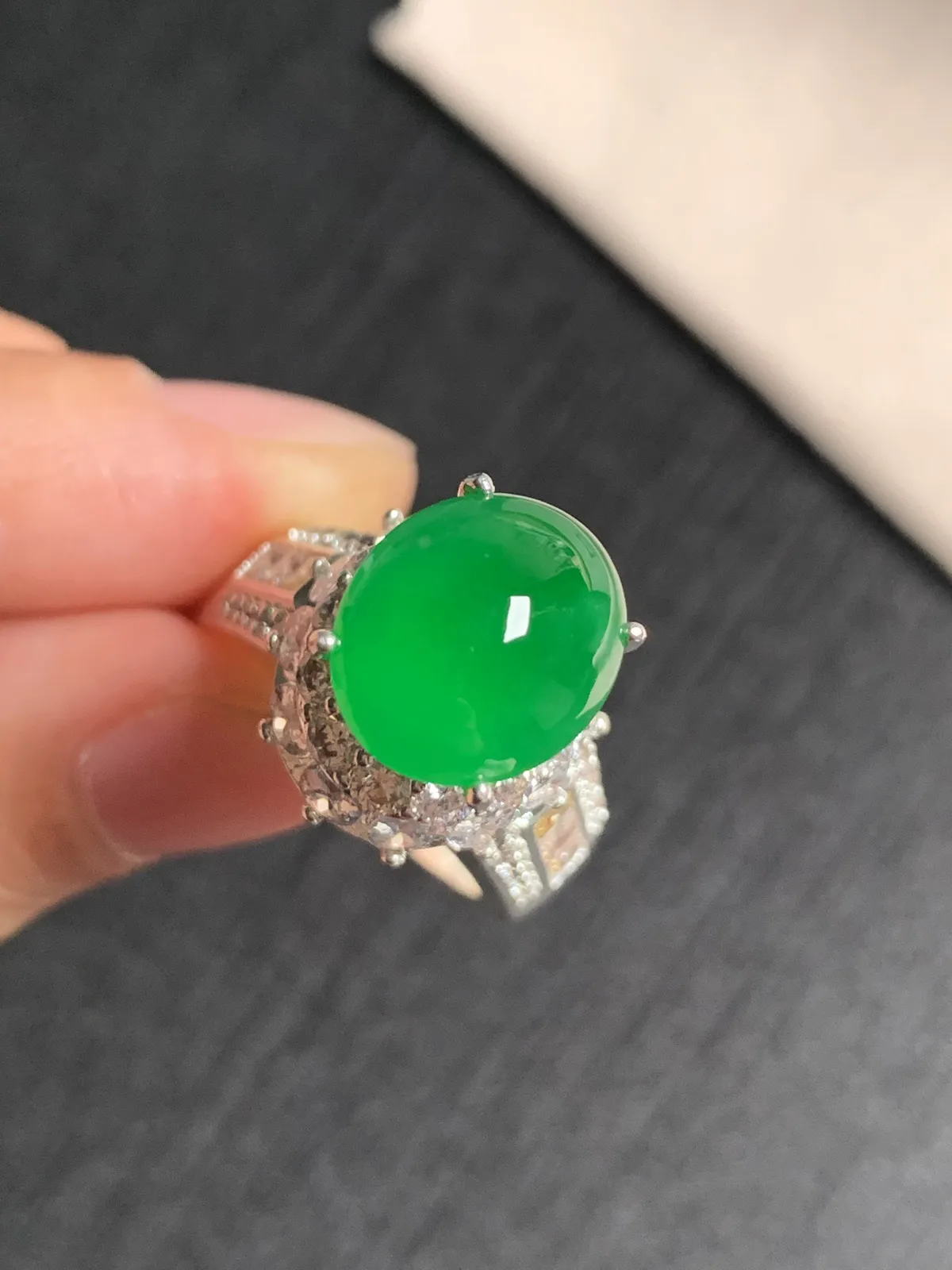 高冰辣阳绿馒头戒面
无纹裂，种好色好品相好，辣阳绿翠绿欲滴浓郁艳丽，老坑种冰透水灵饱满圆润