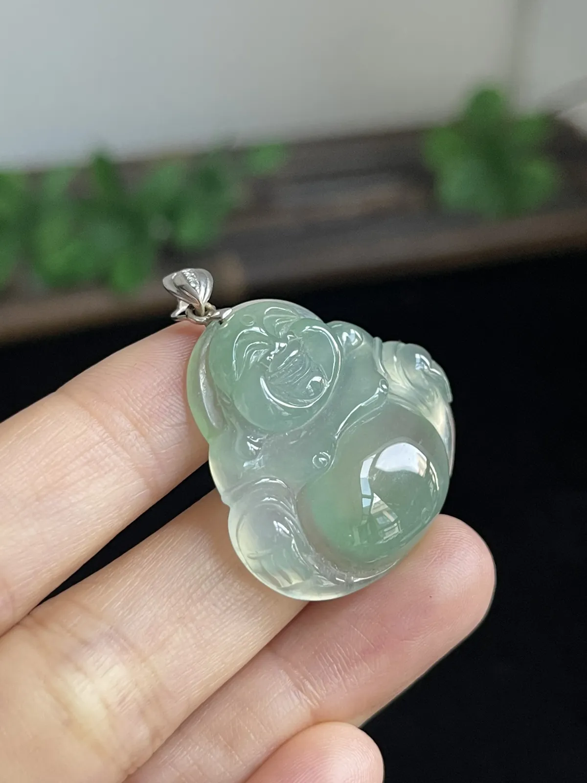 翡翠冰糯种淡绿色吊坠，伴钻石