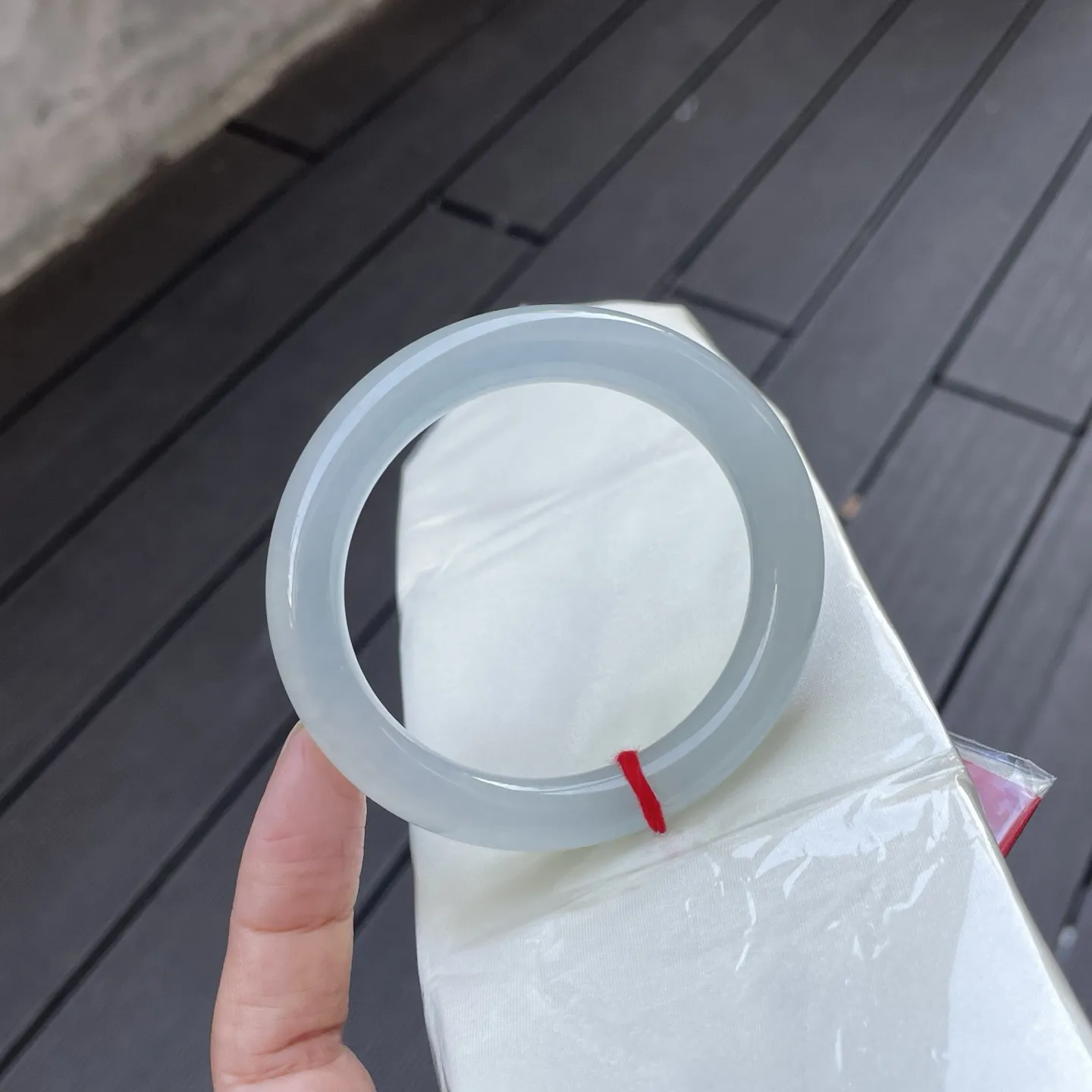 53+圆条，白月光，
玉镯圆融若初升晓月，质地通透如薄冰含雾，一抹浅青灰调衬得腕间温婉如诗～