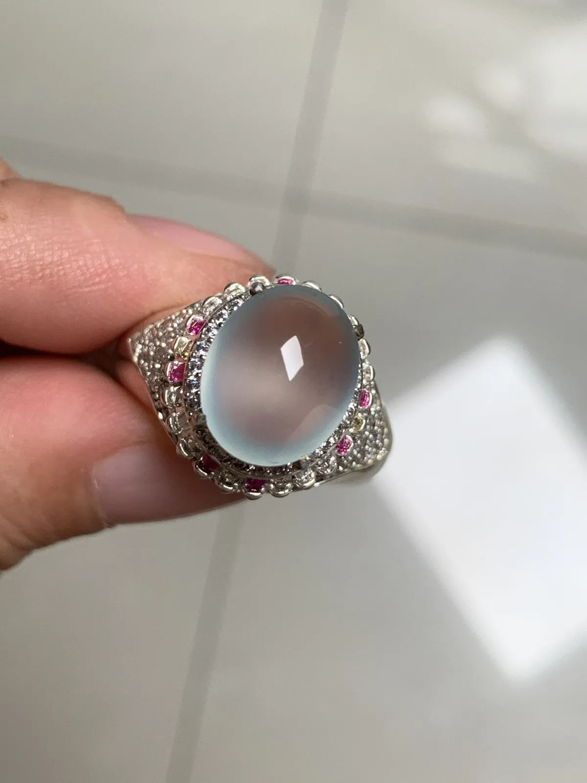 高冰戒面
无纹裂，老坑种钢性十足，纯净饱满品相