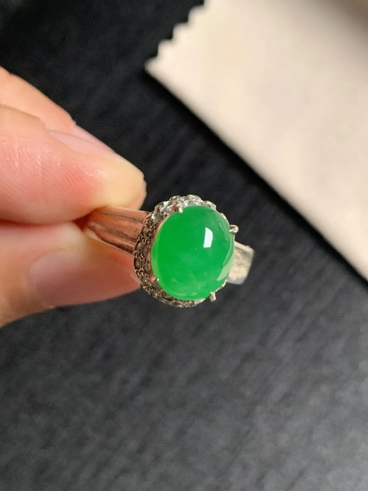 阳绿戒面
无纹裂，种好色好品相好，色泽艳丽纯正，质地细腻水灵