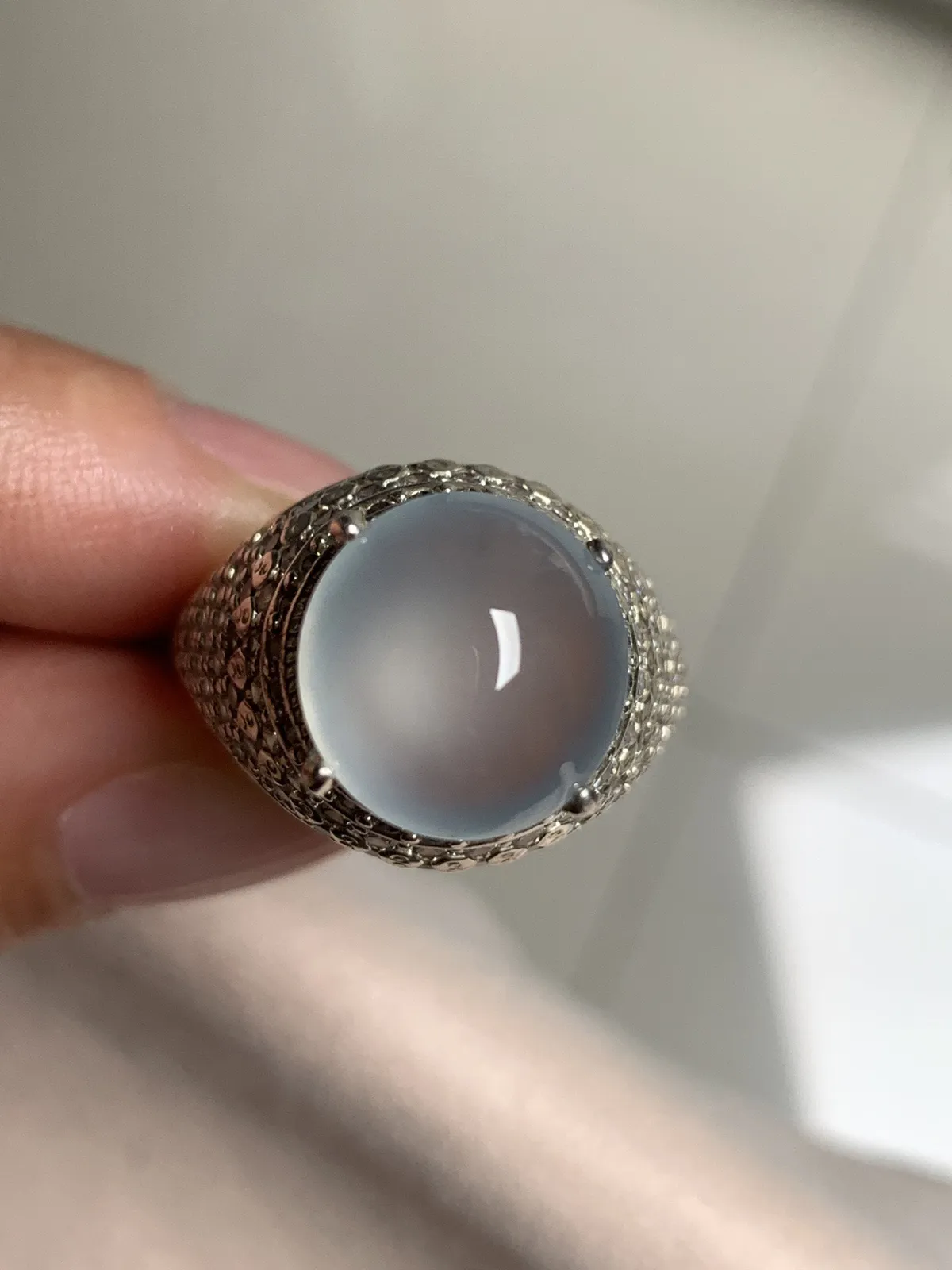 冰种圆戒面
无纹裂，老坑种冰透水灵饱满圆润