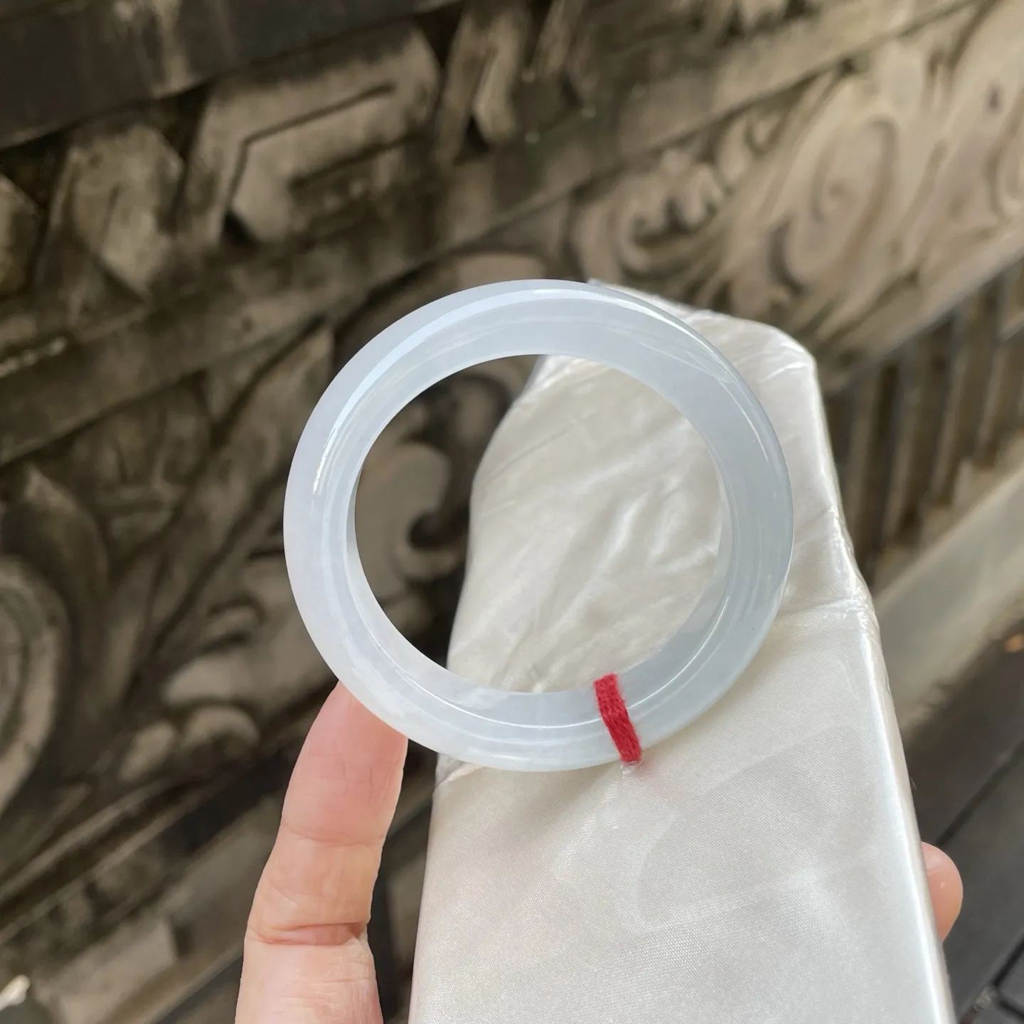 53+圈口，白月光，
清透镯环藏清透，冰肌玉骨映柔光，皓腕携来云影闲～