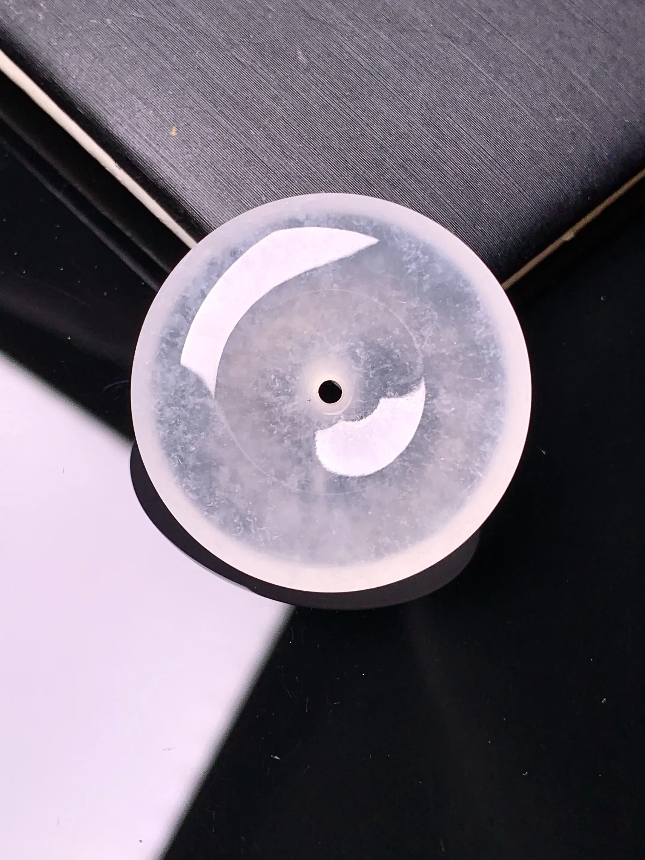 冰种平安扣吊坠 玉质细腻 色泽艳丽清新 整体尺寸26.7*5.7