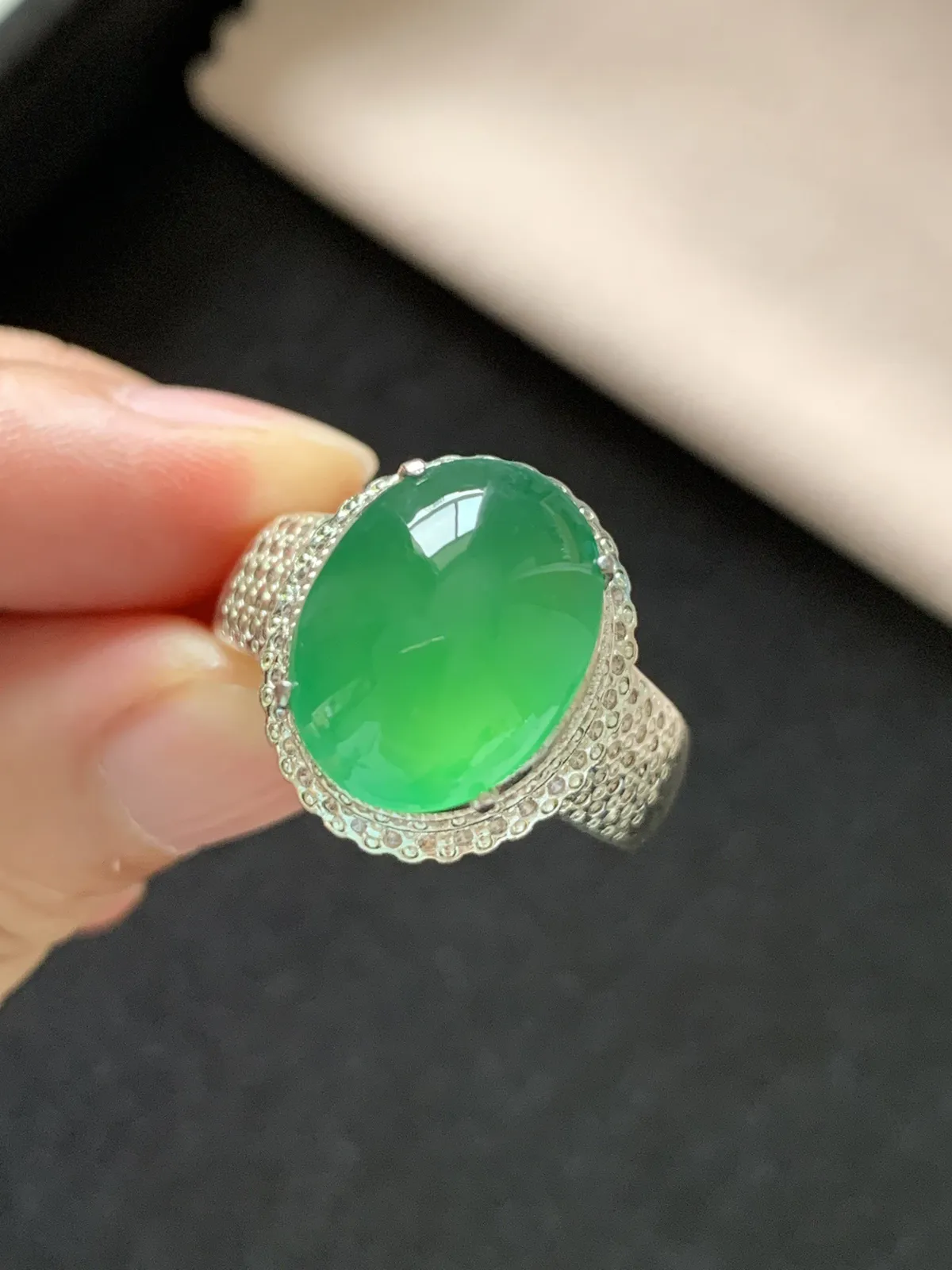 高冰木那绿鸽子蛋戒面
无纹裂，种好色好品相好，颜色鲜艳明亮，老坑种冰透水灵均匀饱满