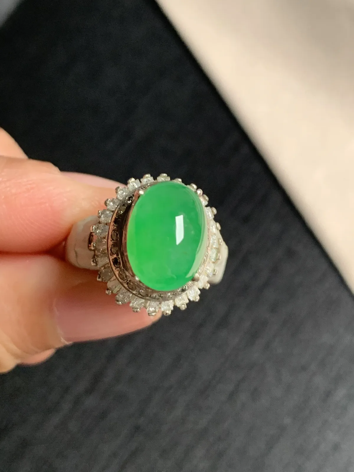 冰阳绿戒面
无纹裂，种好色好品相好，色泽艳丽明亮，老坑种冰透水灵饱满圆润