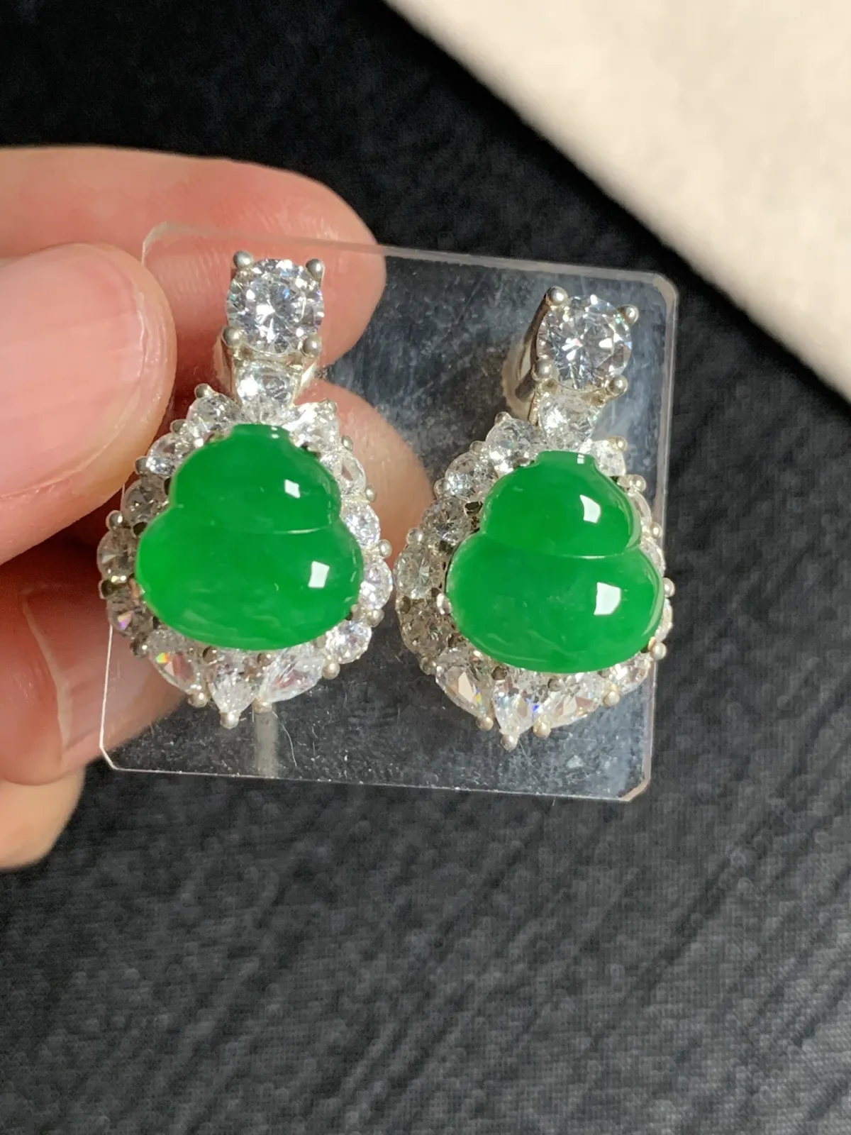 辣阳绿葫芦耳钉
无纹裂，种好色好品相好，色泽浓郁艳丽，质地细腻水灵饱满圆润