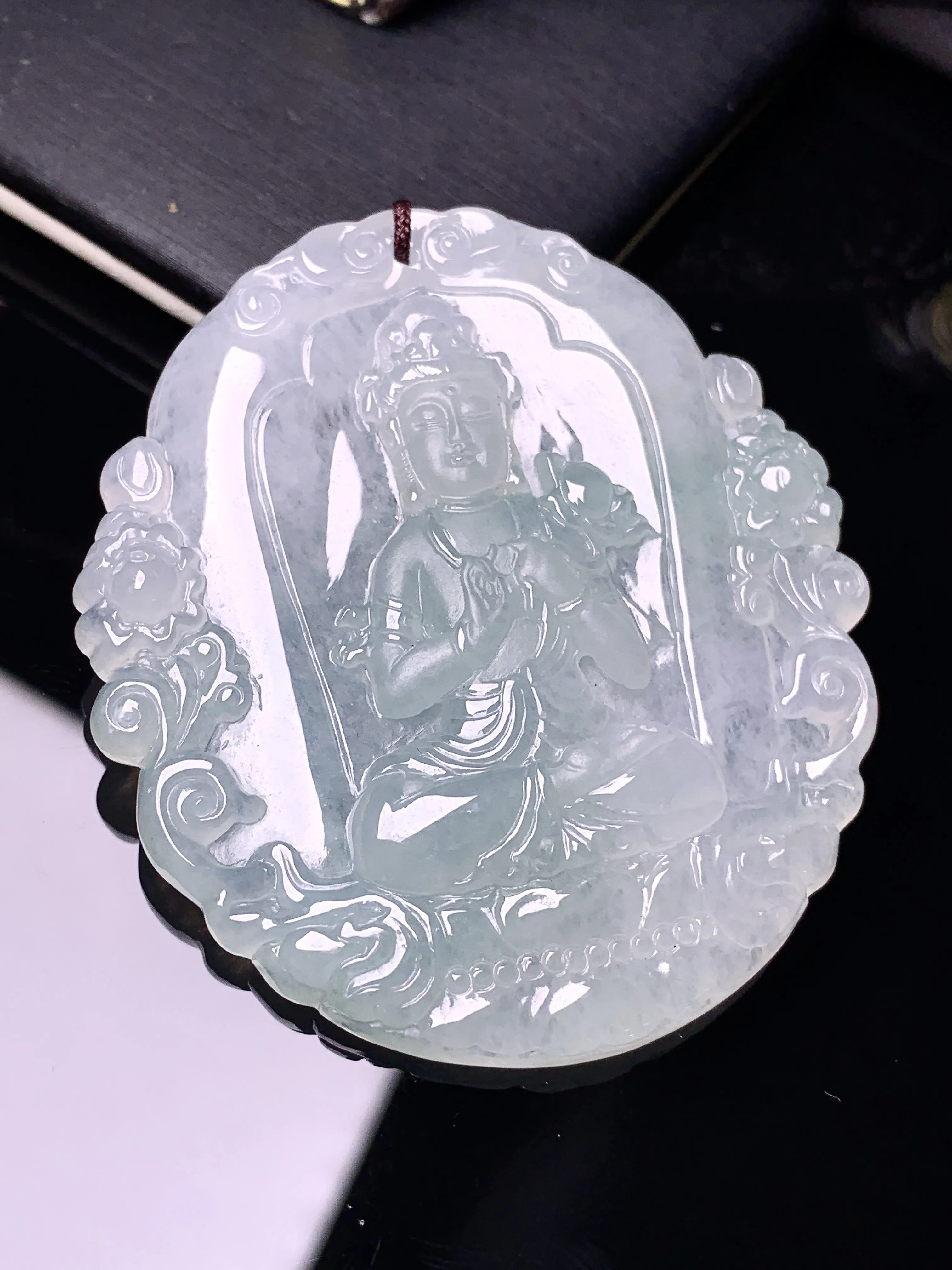 冰种观音菩萨吊坠 玉质细腻 色泽艳丽清新 整体尺寸52.6*47*5.5