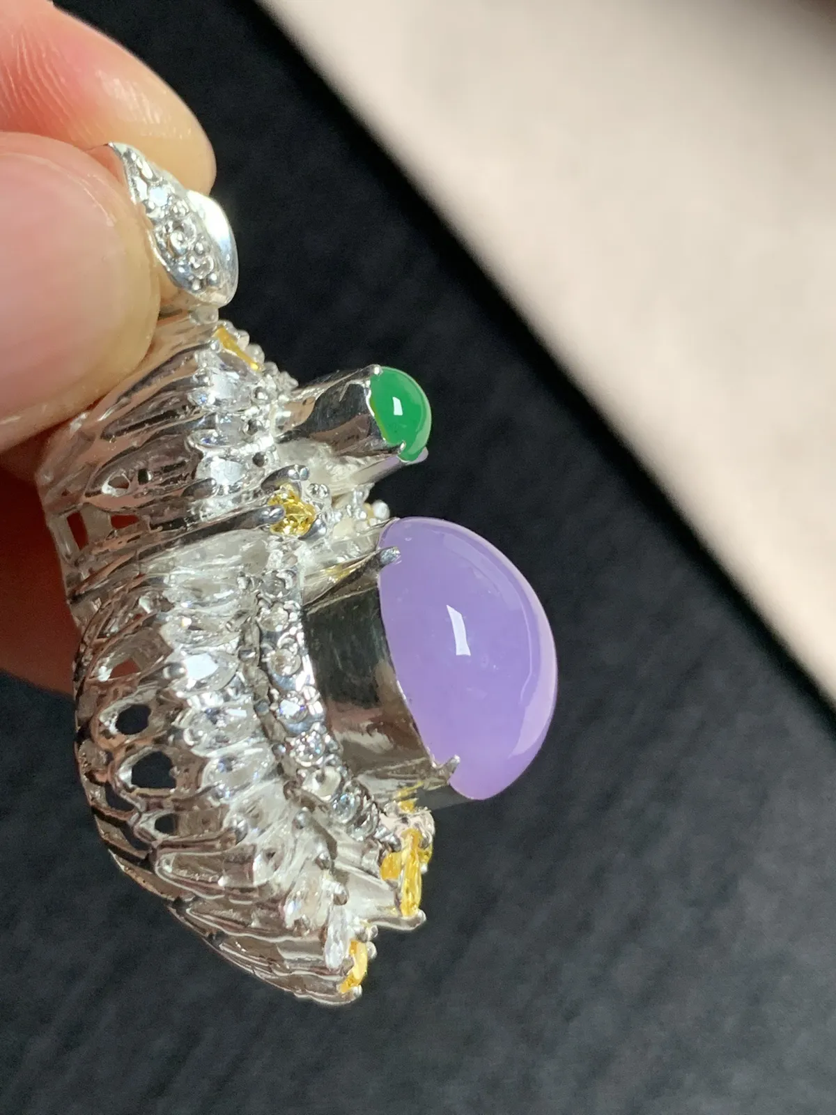 冰种紫罗兰正圆馒头吊坠，樱花紫，粉紫
无纹裂，种好色美品相好，色泽浓郁艳丽，