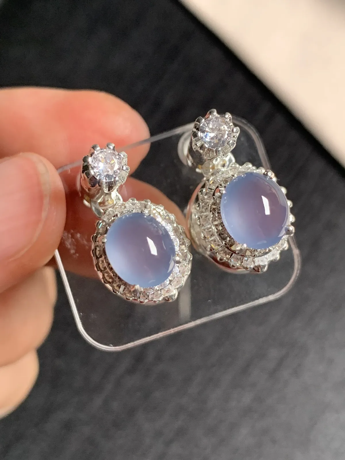 高冰紫罗兰耳钉
无纹裂，种好色美品相好，很美很仙的紫色，冰冰透透灵气十足