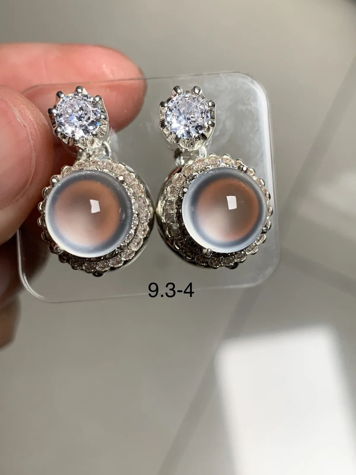 高冰玻璃种正圆耳钉
无纹裂，老坑种强荧光，钢性十足纯净饱满