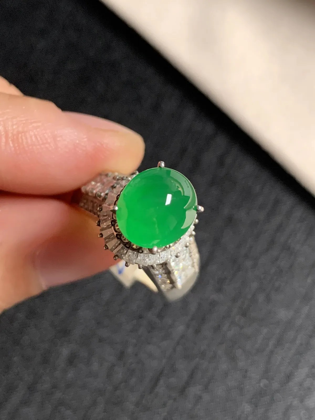 高冰辣阳绿馒头戒面
无纹裂，种好色好品相好，色泽浓郁艳丽，老坑种冰透水灵饱满圆润