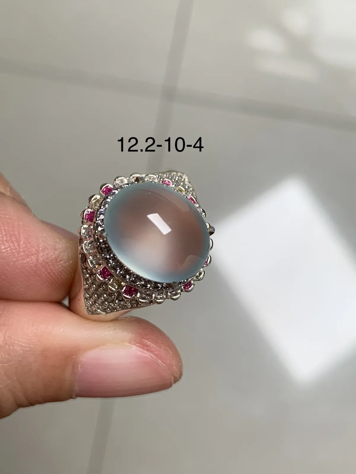 高冰戒面
无纹裂，老坑种钢性十足，纯净饱满品相