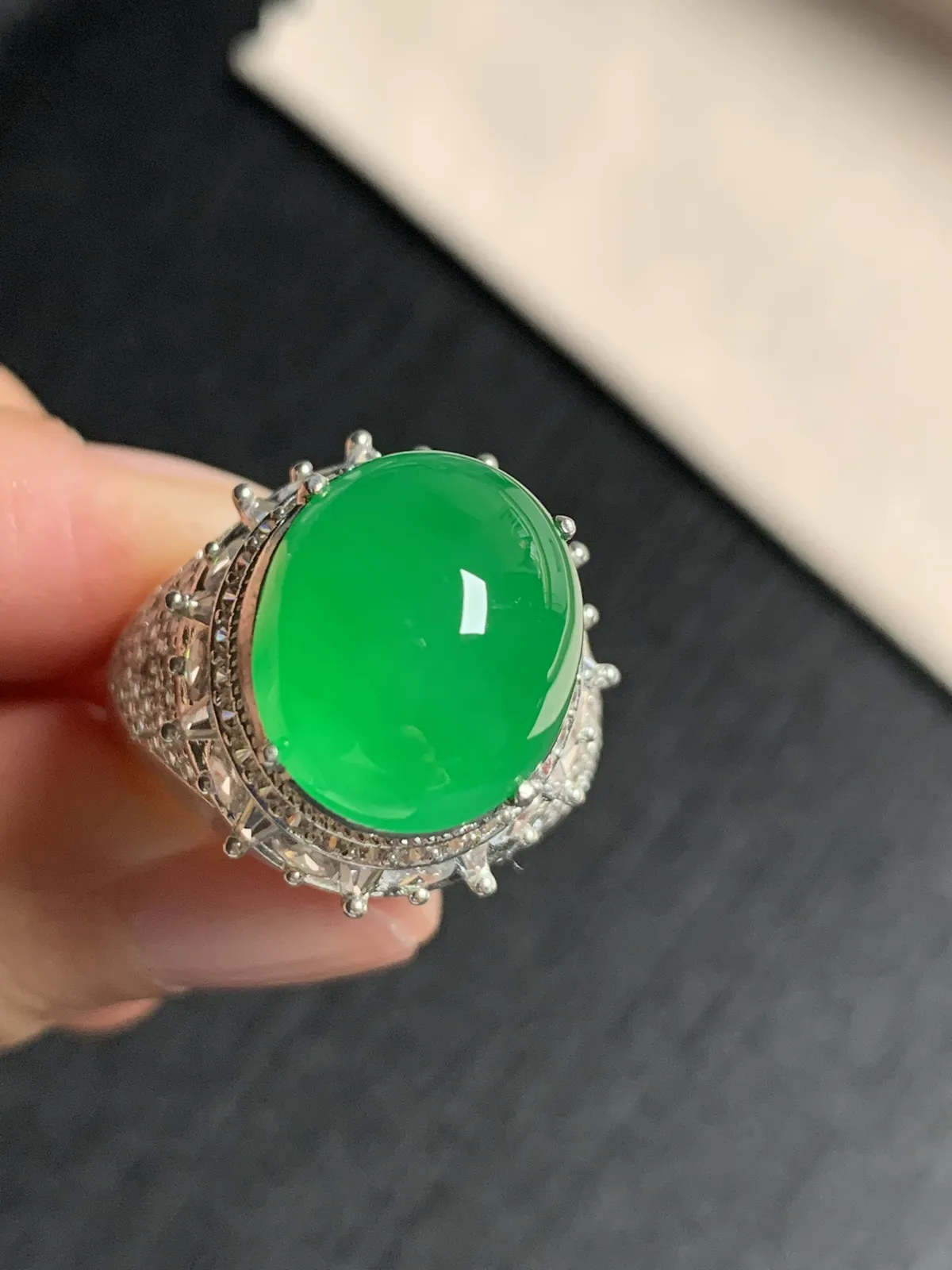 高冰阳绿馒头戒面
无纹裂，种好色好品相好，高品质戒面