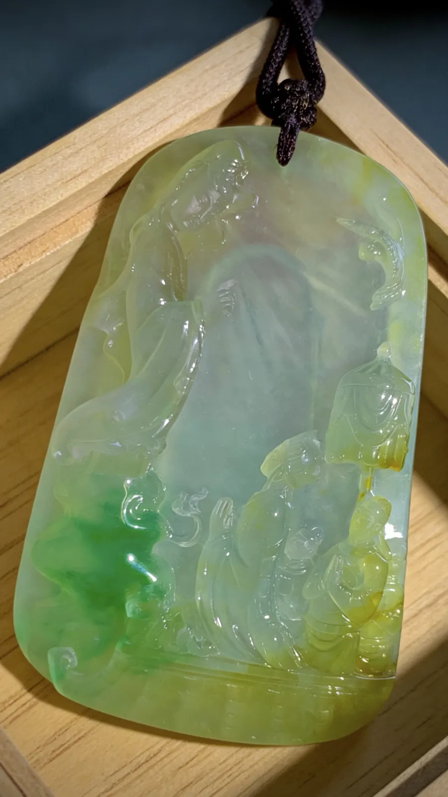 【许愿取真经】，老蒋玉雕艺术作品，
巧用冰种黄加绿翡翠的色彩与质地，雕刻出唐僧立志取经的场景，人物惟妙惟肖，把“坚定信念、不畏艰险、终成正果”的取经精神融入玉雕之中。
69-46-11.5mm，含绳65g