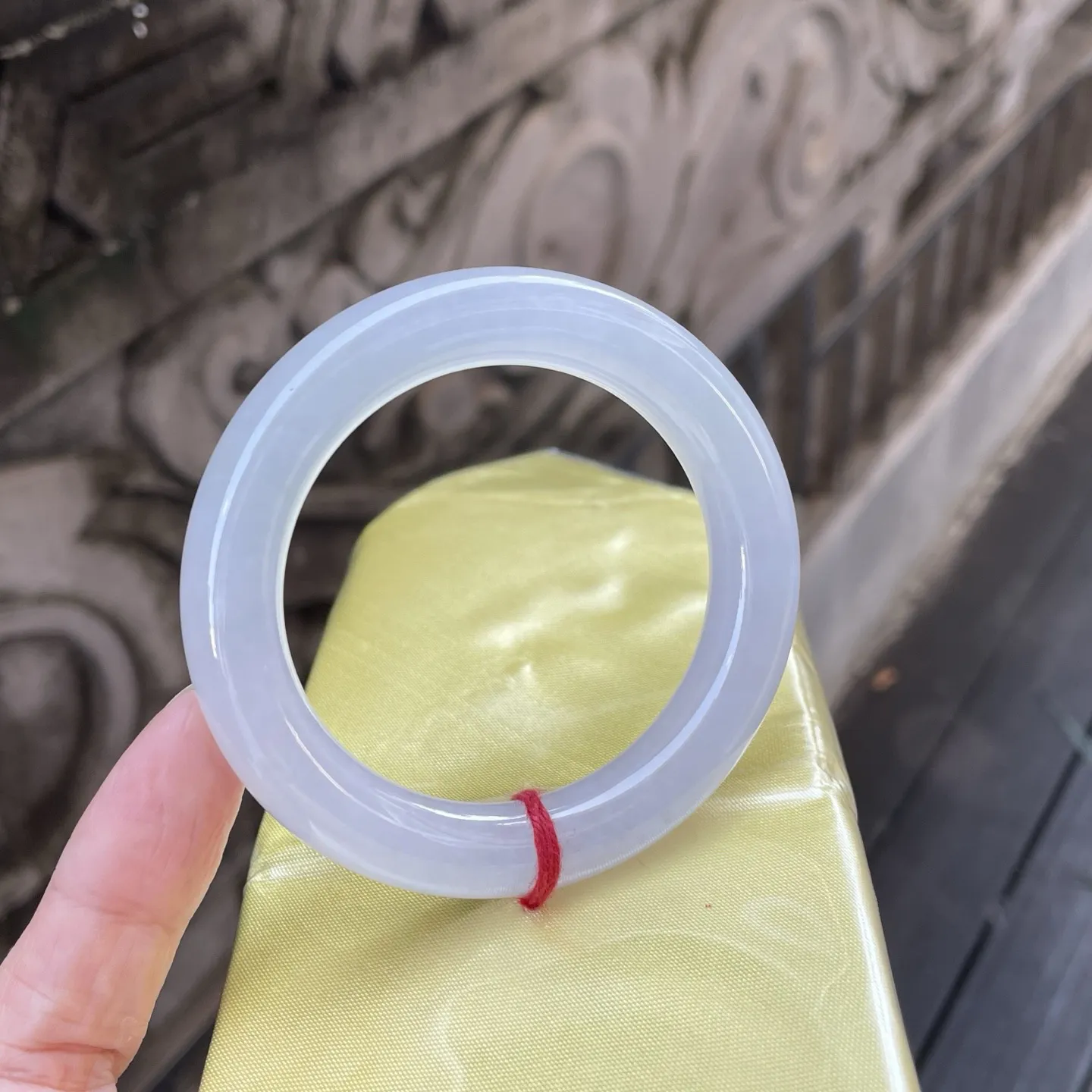 54圆条，白月光，
冰透的白清润似羊脂，素净的镯体无一丝杂色，宛若山间初融的雪水凝成的环，简约又雅致～