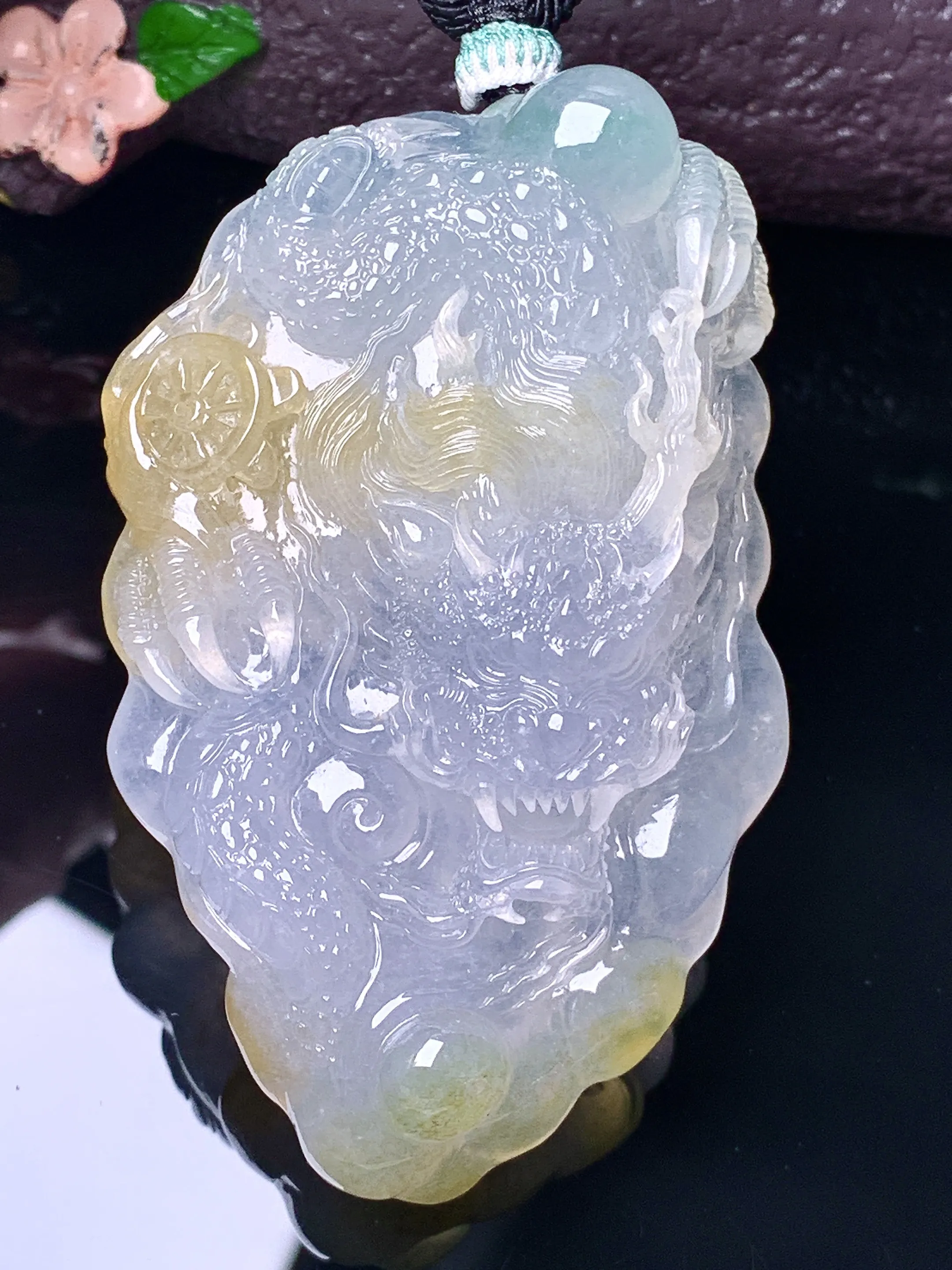 飘黄翡龙牌吊坠 玉质细腻 色泽艳丽清新 整体尺寸68.8*45*13