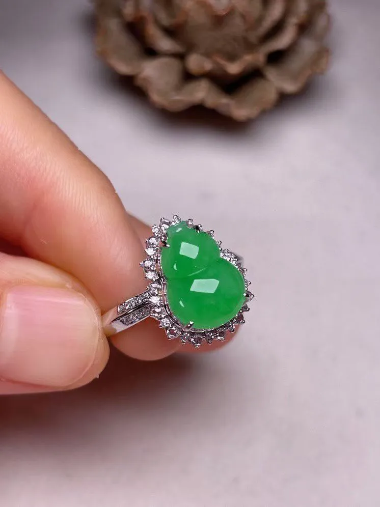 冰种阳绿葫芦戒指 、真金真钻镶嵌，种水好，玉质细腻 .裸石尺寸 11.5*8.5*