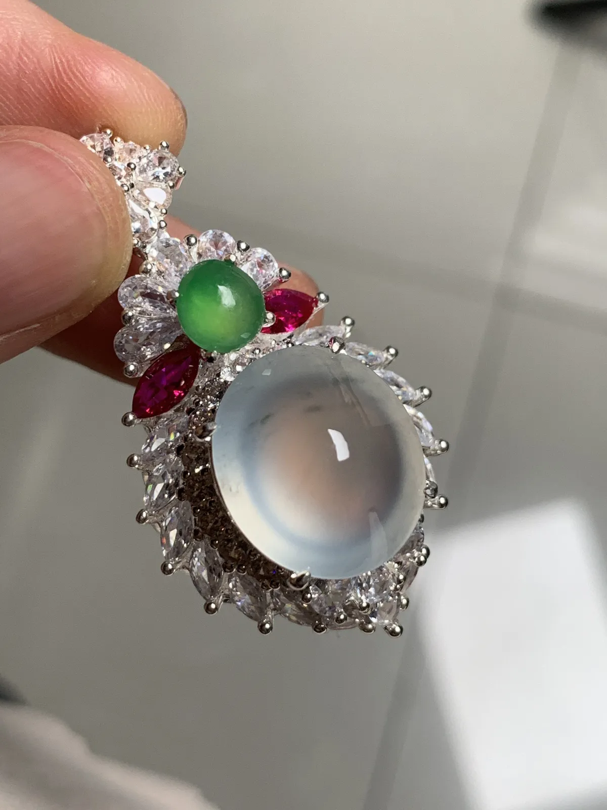 高冰飘花鸽子蛋吊坠
无纹裂，老坑种冰透水灵饱满