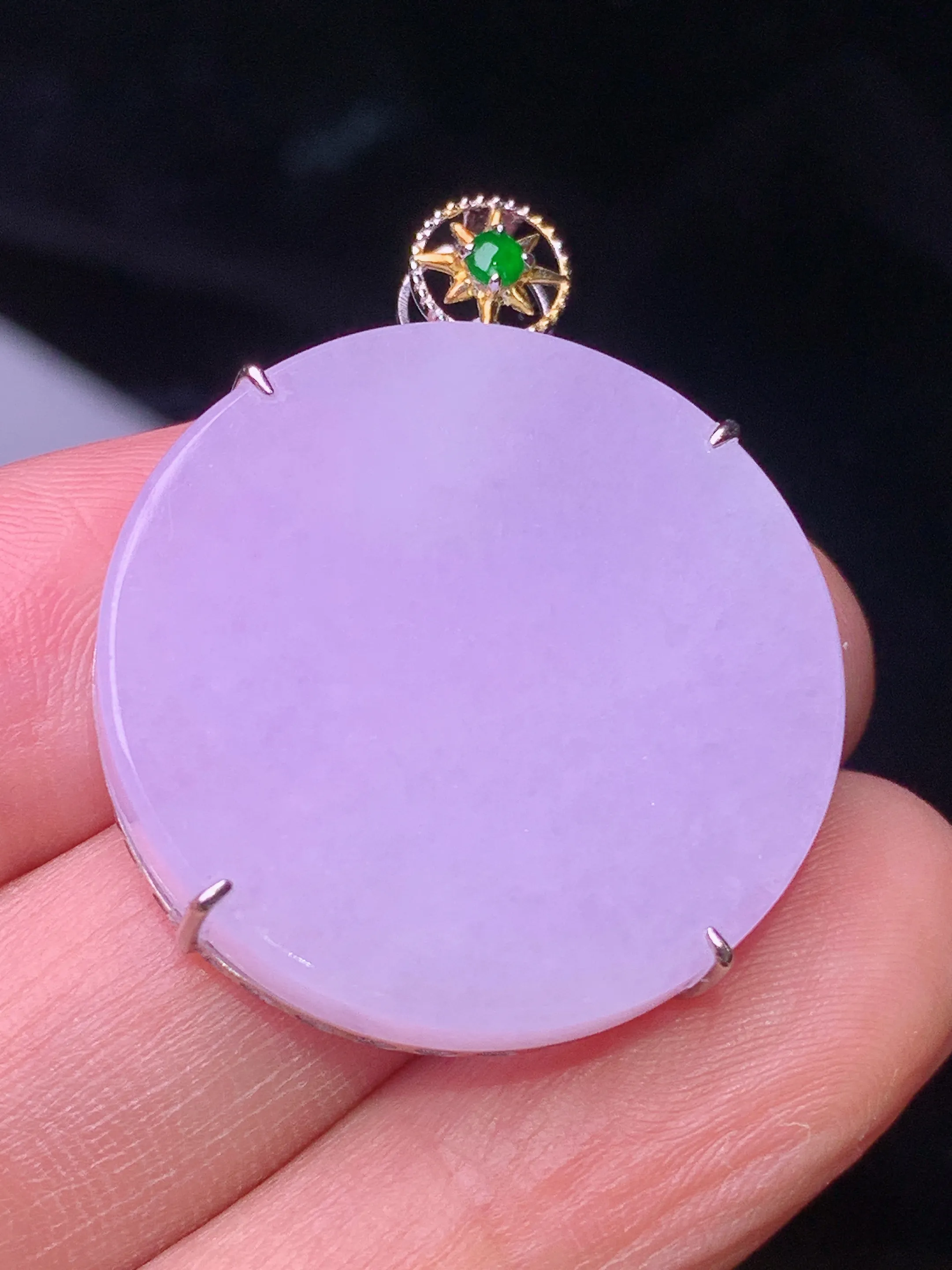 18k金镶嵌紫罗兰圆通吊坠 玉质细腻 色泽艳丽清新 整体尺寸33.5*26.8*5.7