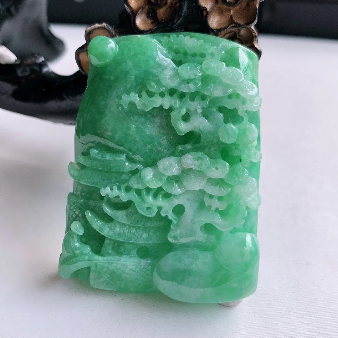 冰润满绿翡翠山水牌吊坠 寓意“常青、背靠大山、水（财）长流 平安之意”生机盎然的翠意，一眼既心醉 ，雕工精致， 佩戴效果优雅迷人！#881.1尺寸53*40*13