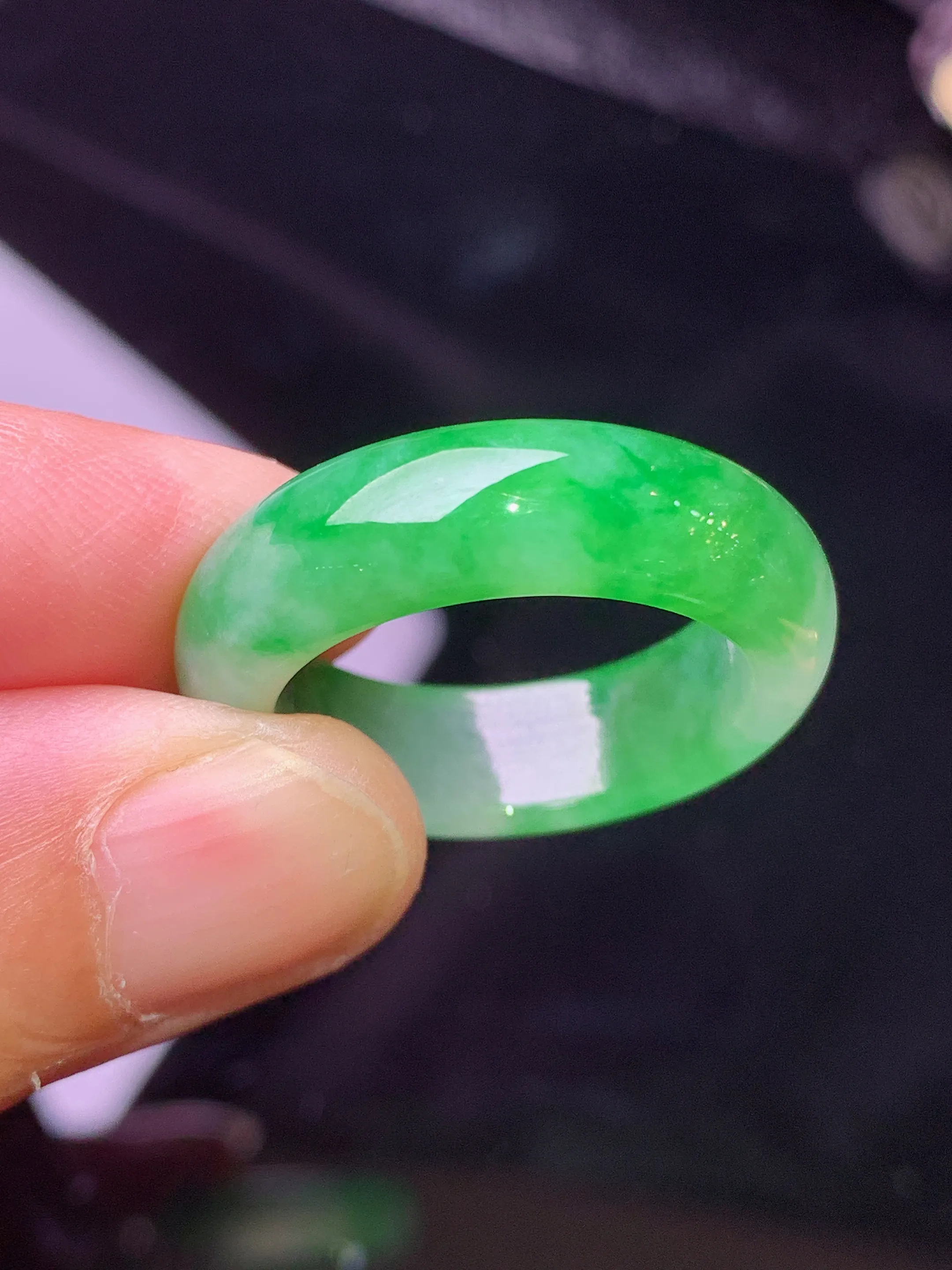 翠绿指环 玉质细腻 色泽艳丽清新 圈口19 整体尺寸26.3*6.7*3.8