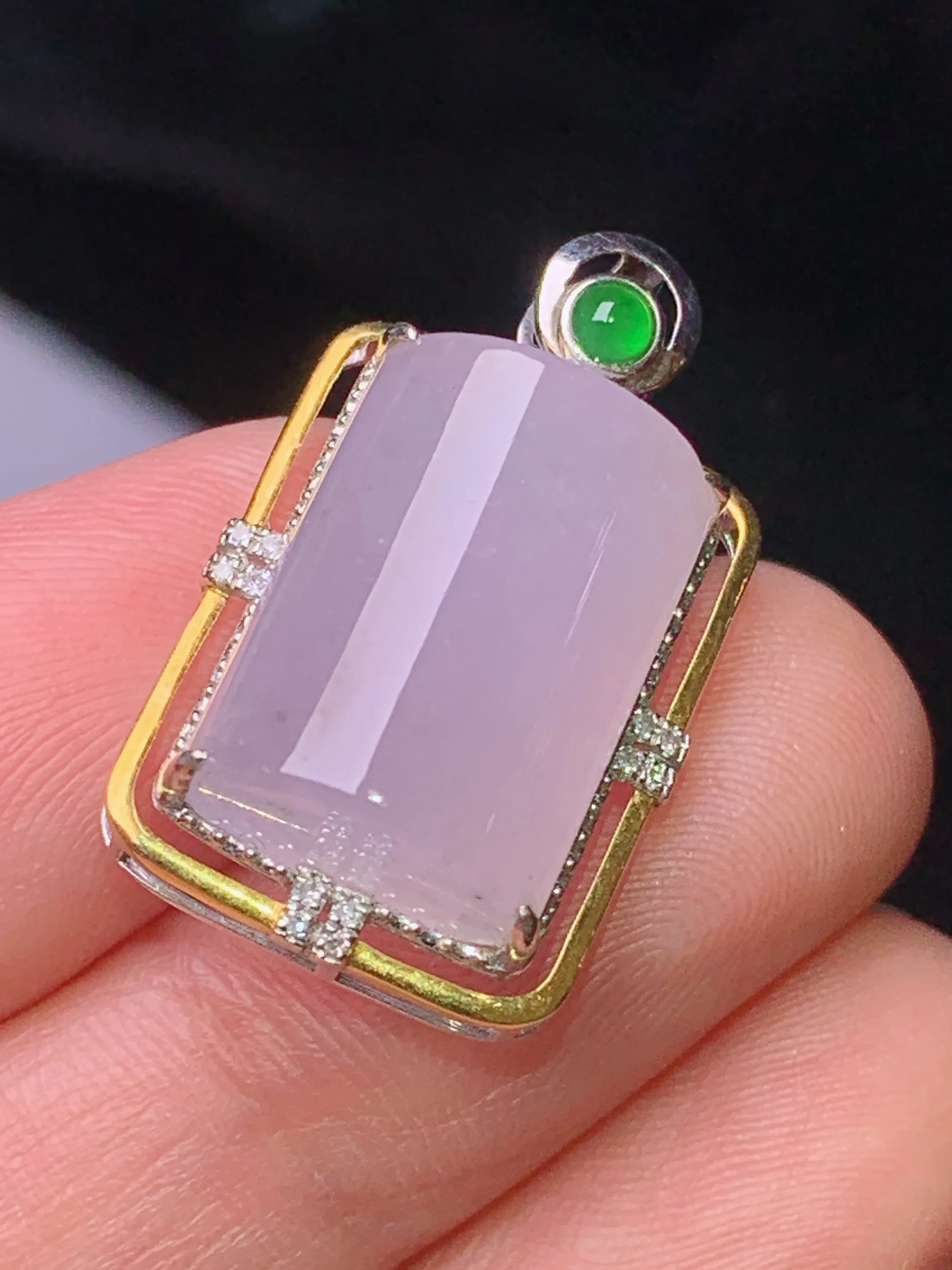 18k金钻镶嵌淡紫罗兰玉柱吊坠 玉质细腻 色泽艳丽清新 整体尺寸25.5*15.2*8