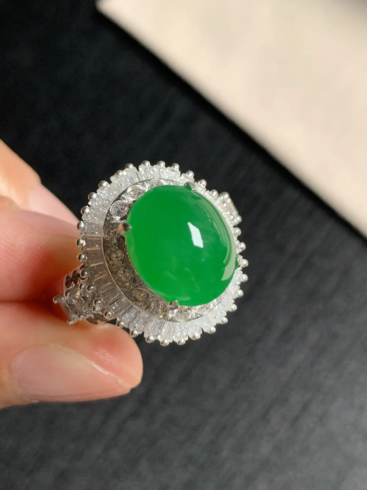 冰润辣阳绿馒头戒面
无纹裂，种好色好品相好，色泽浓郁艳丽，质地细腻水灵饱满圆润