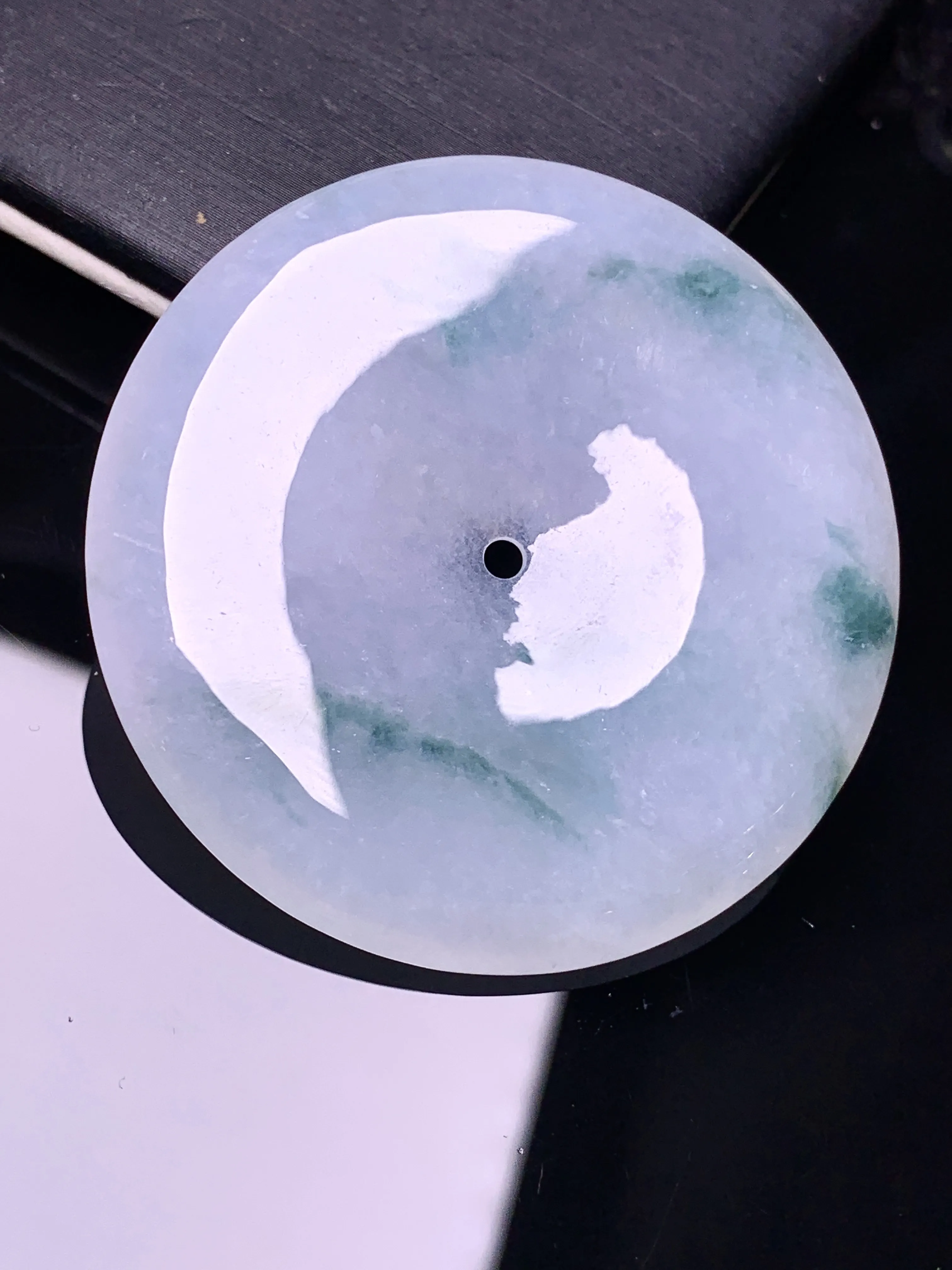 飘绿平安扣吊坠 玉质细腻 色泽艳丽清新 整体尺寸43.2*6