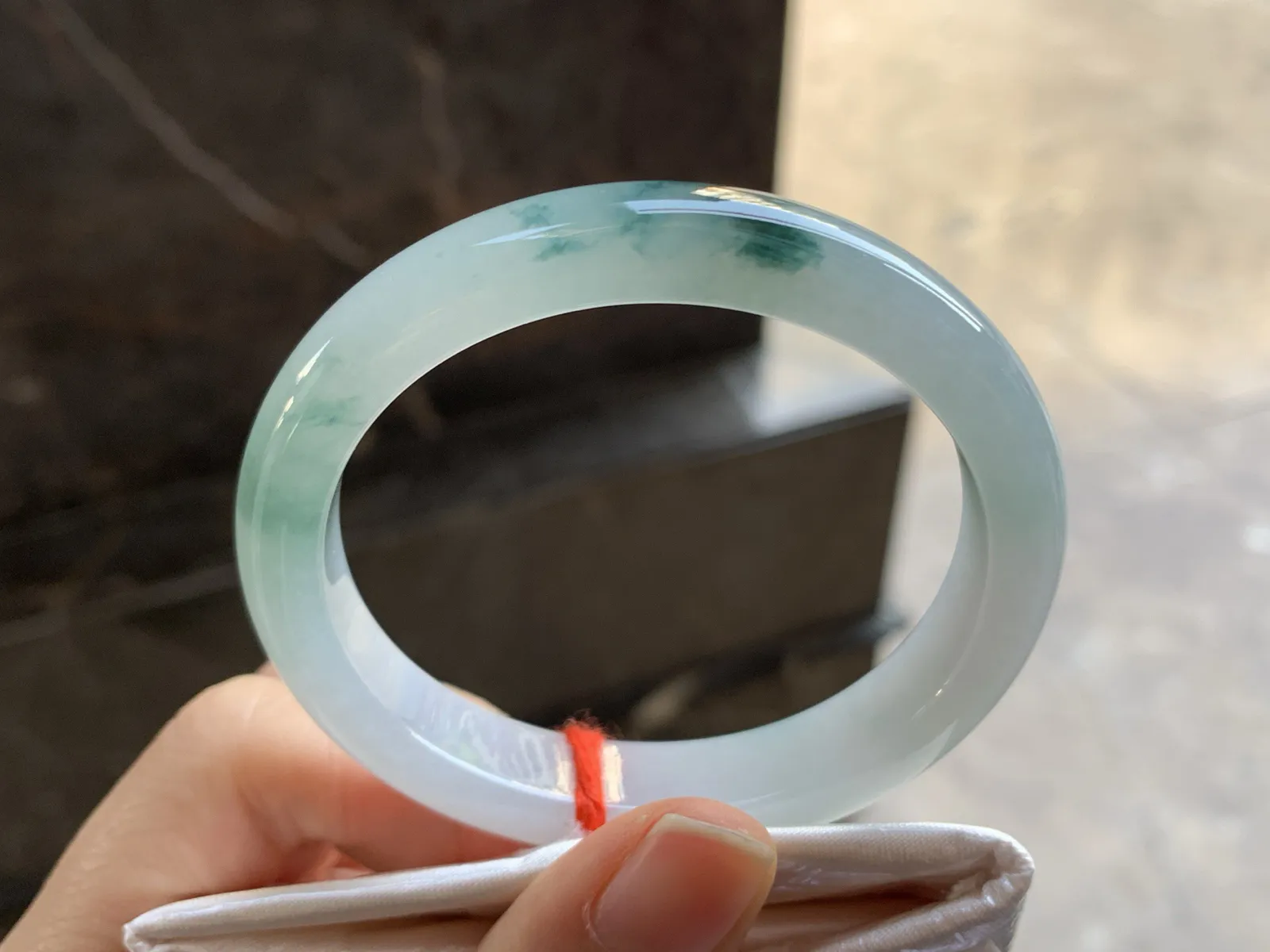 53-11-7.5

蓝花贵妃手镯^_^玉质温润 细腻 正圈51可以带