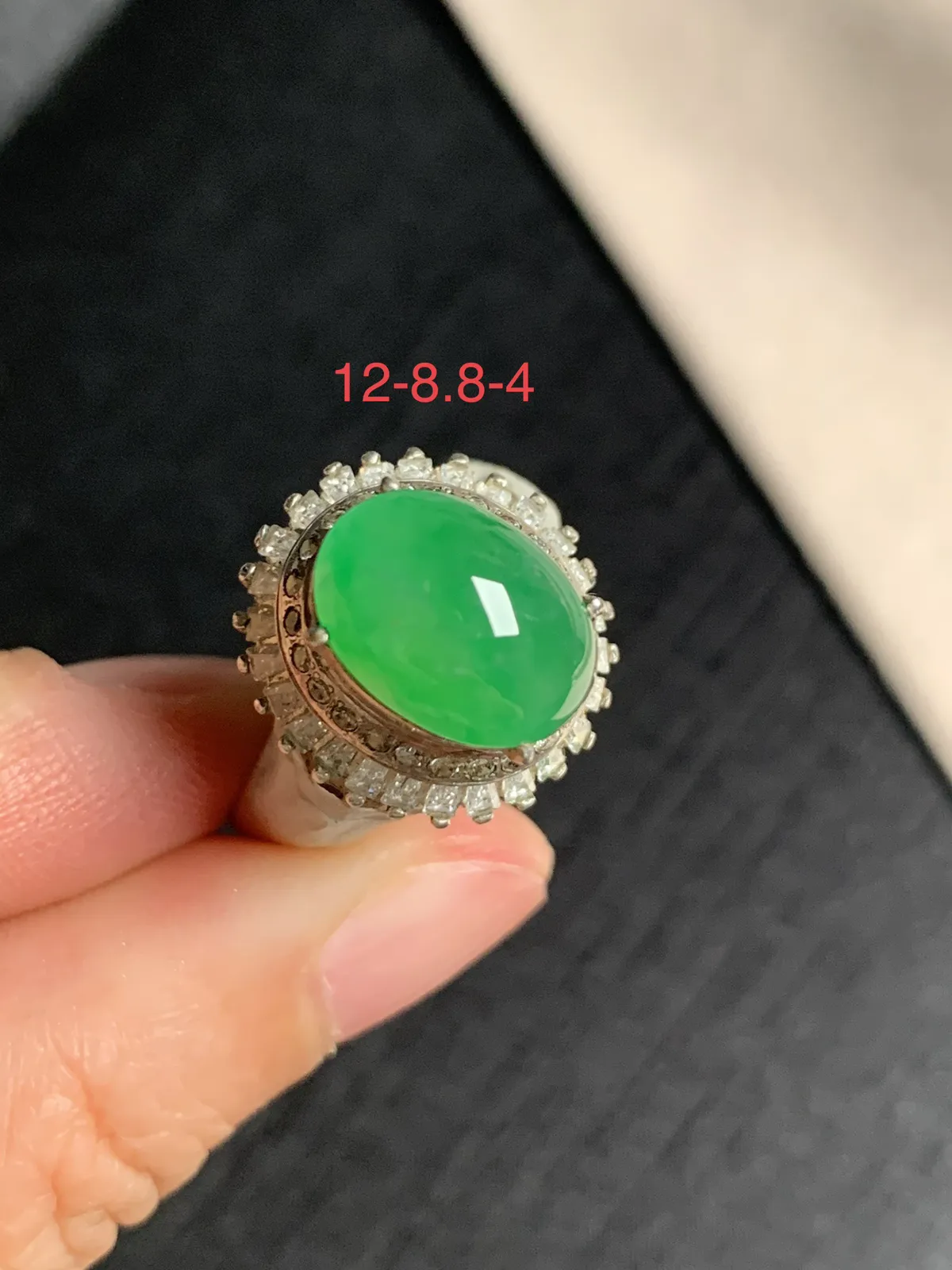 冰阳绿戒面
无纹裂，种好色好品相好，色泽艳丽明亮，老坑种冰透水灵饱满圆润