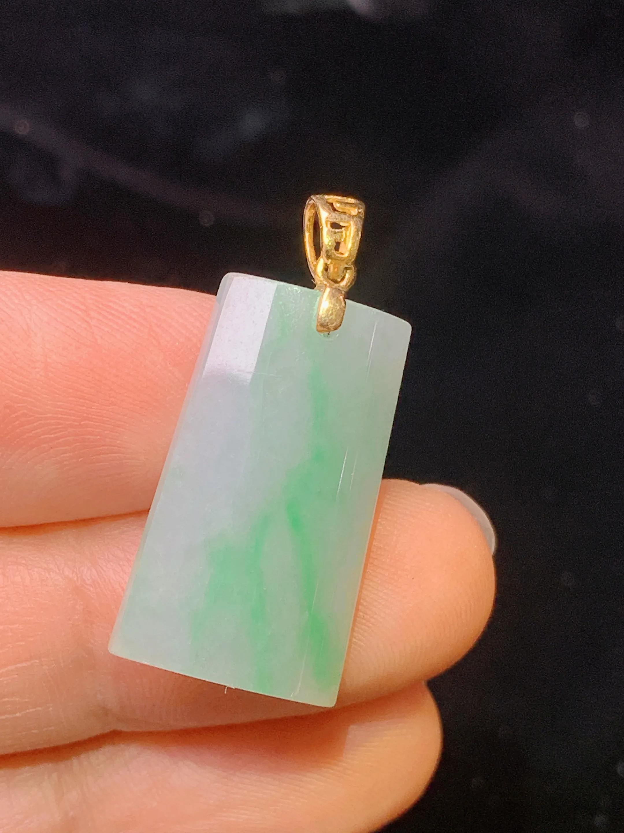 18k金镶嵌飘绿无事牌吊坠 玉质细腻 色泽艳丽清新 整体尺寸28.6*13.2*5.2