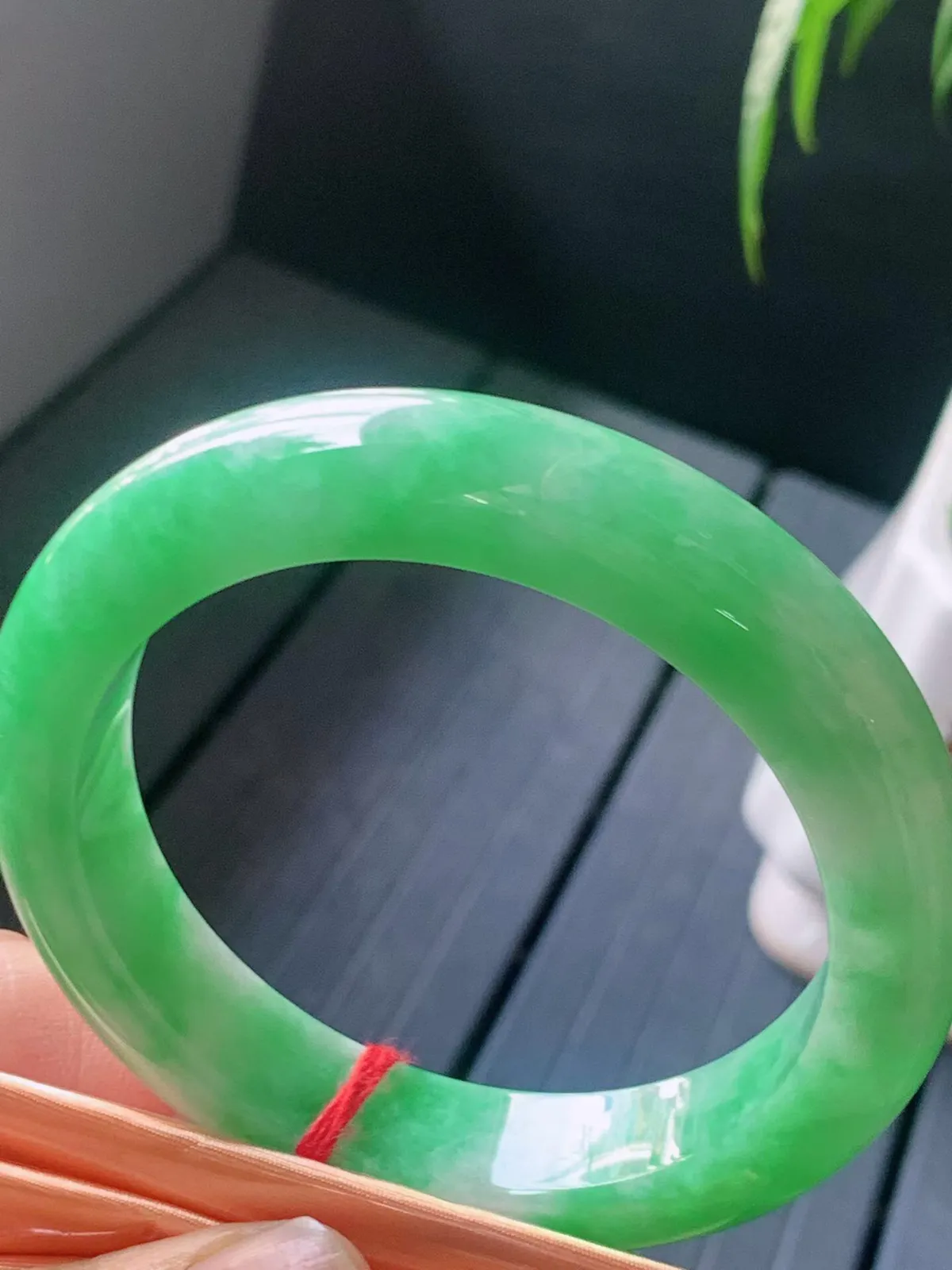 【翡翠名称】老种冰阳绿56..8正圈口手镯
【翡翠尺寸】56.8/12.7/9.8mm适合55.8-58正圈口佩戴
【翡翠描述】宝贝种老水足，玉质细腻，色泽靓丽，性价比高，佩戴效果好！
【其它赠送】权威证书/精美挂绳盒子/支持全国复检