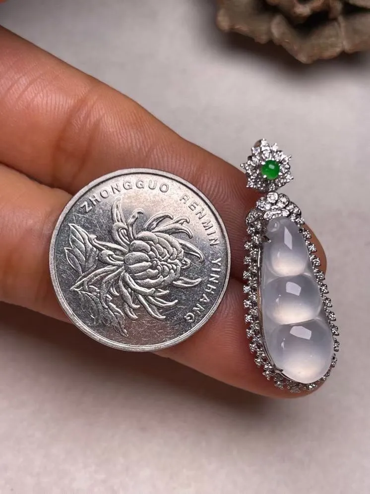 冰种福豆吊坠、真金真钻镶嵌，种水好，玉质细腻 .裸石尺寸 22.2*8.6