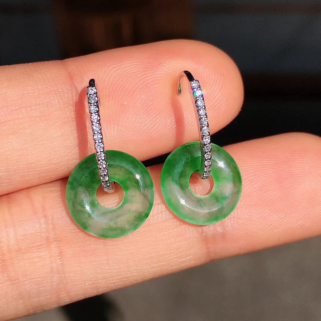 飘绿平安扣耳坠，色泽艳丽，玉质细腻，荧光感超
强，饱满圆润，尽显优雅气质，18k
金豪华镶嵌