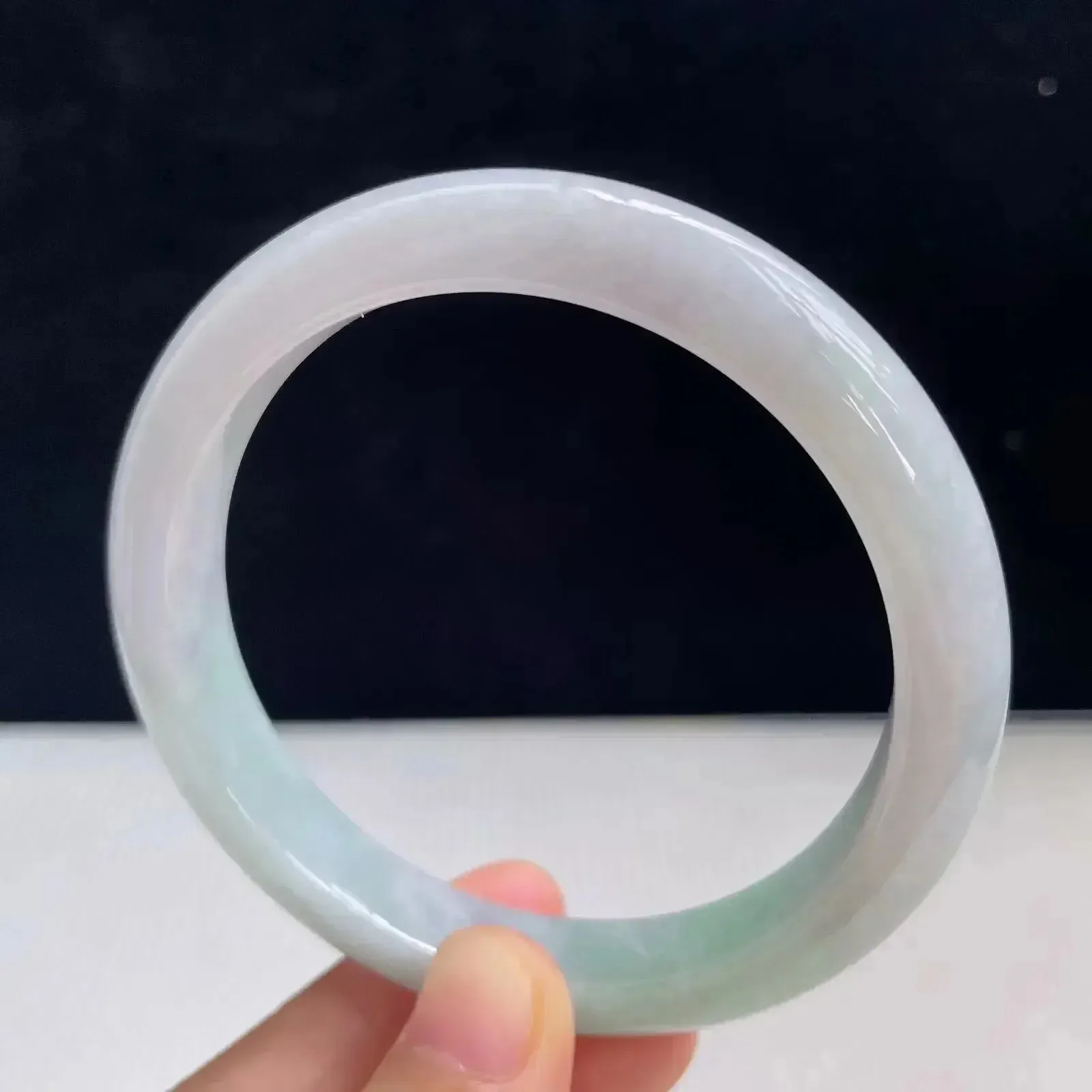 自然光拍摄天然翡翠A货飘绿好种水58mm正圈手镯 45.16克