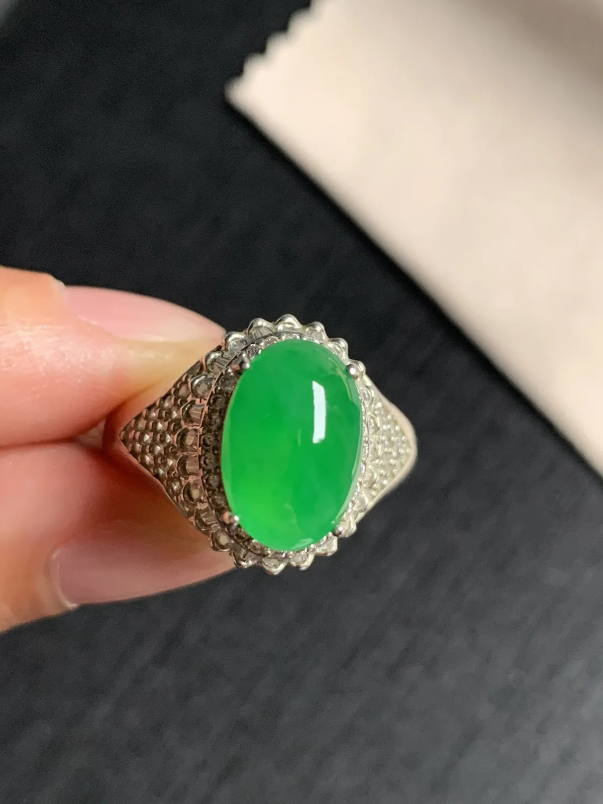 冰阳绿戒面
无纹裂，种好色好品相好，正阳绿色泽艳丽纯正，老坑种质地细腻冰透水灵