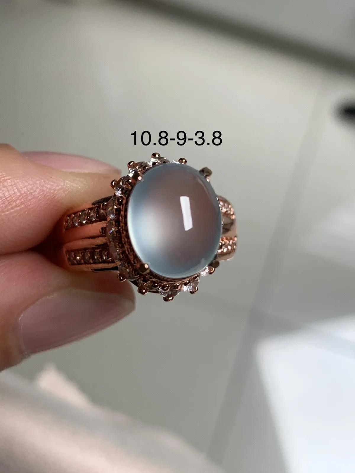 高冰戒面
无纹裂，老坑种强荧光，钢性十足纯净饱满品相